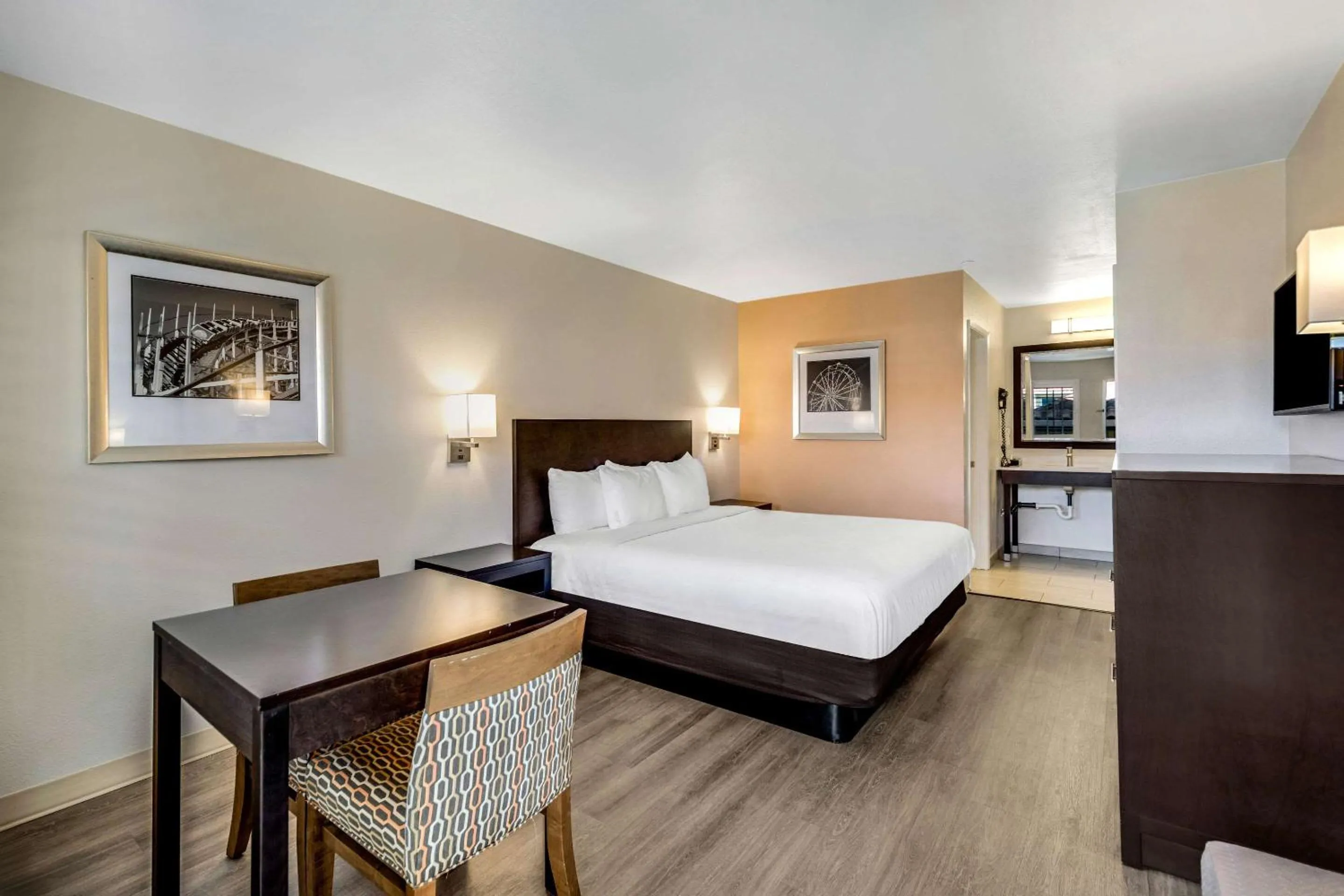 Bedroom, Bed in Comfort Inn Beach Boardwalk