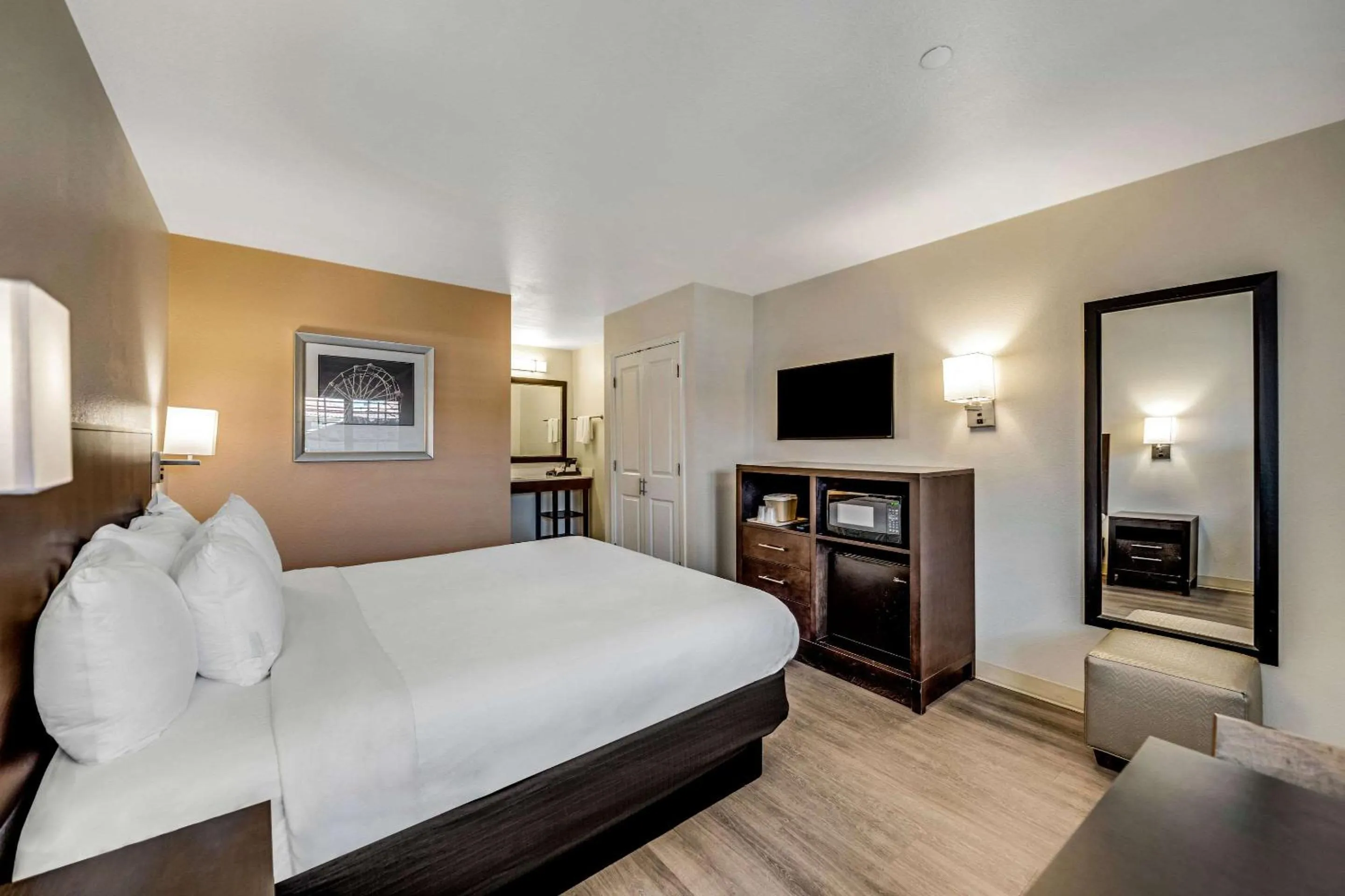 Bedroom, Bed in Comfort Inn Beach Boardwalk