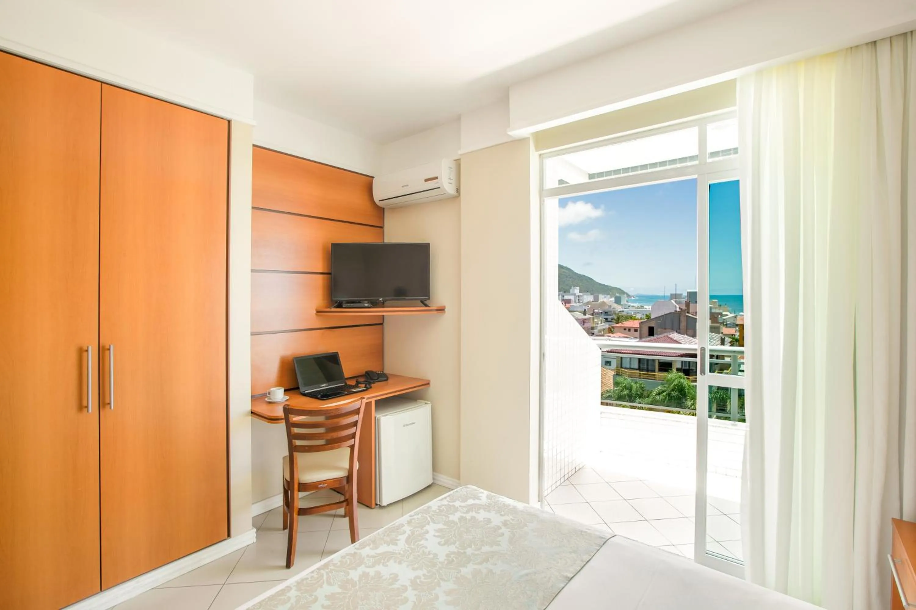 Balcony/Terrace, Bed in Oceania Park Hotel Spa & Convention