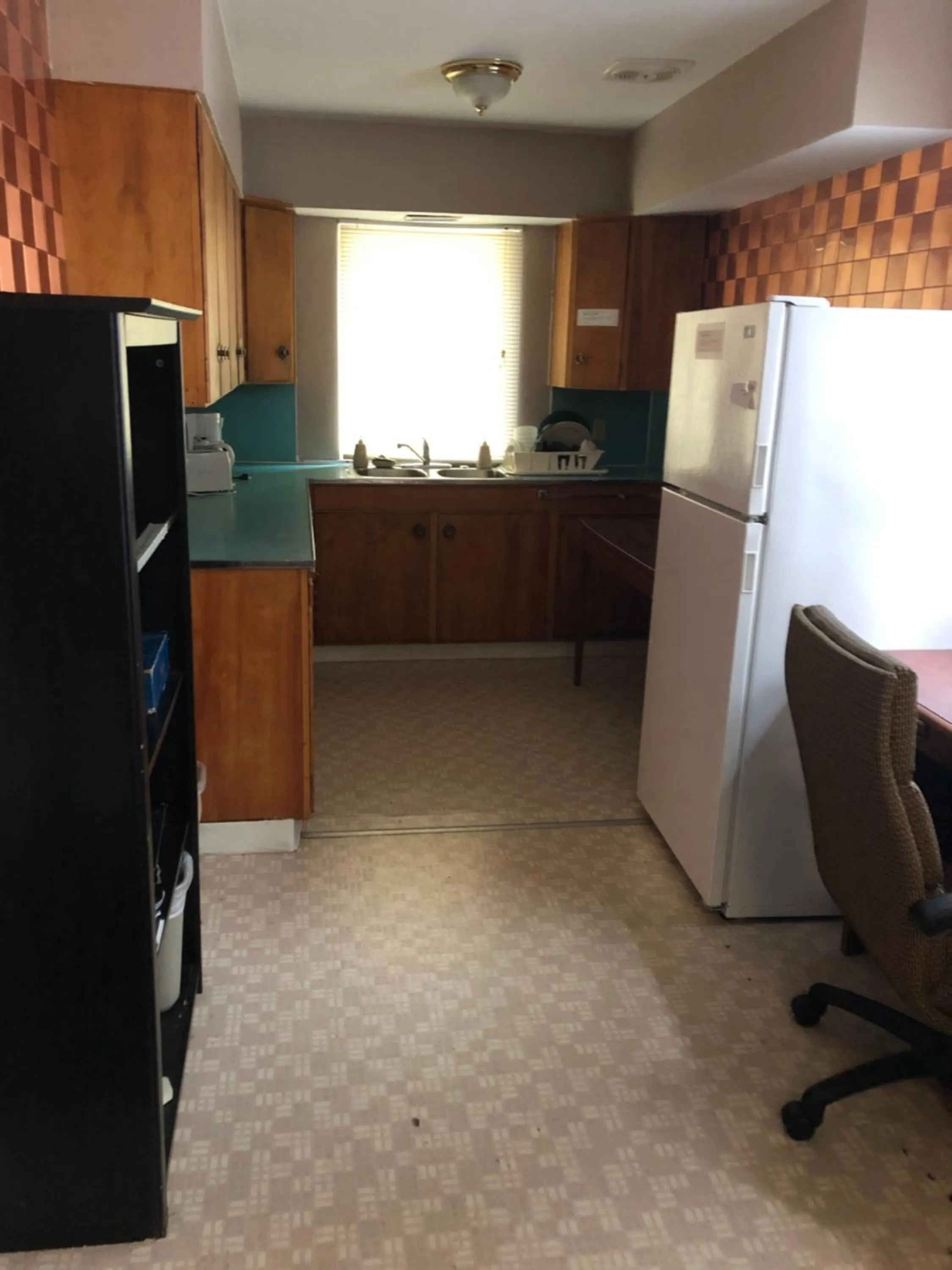 Kitchen or kitchenette in Downtown Value Inn