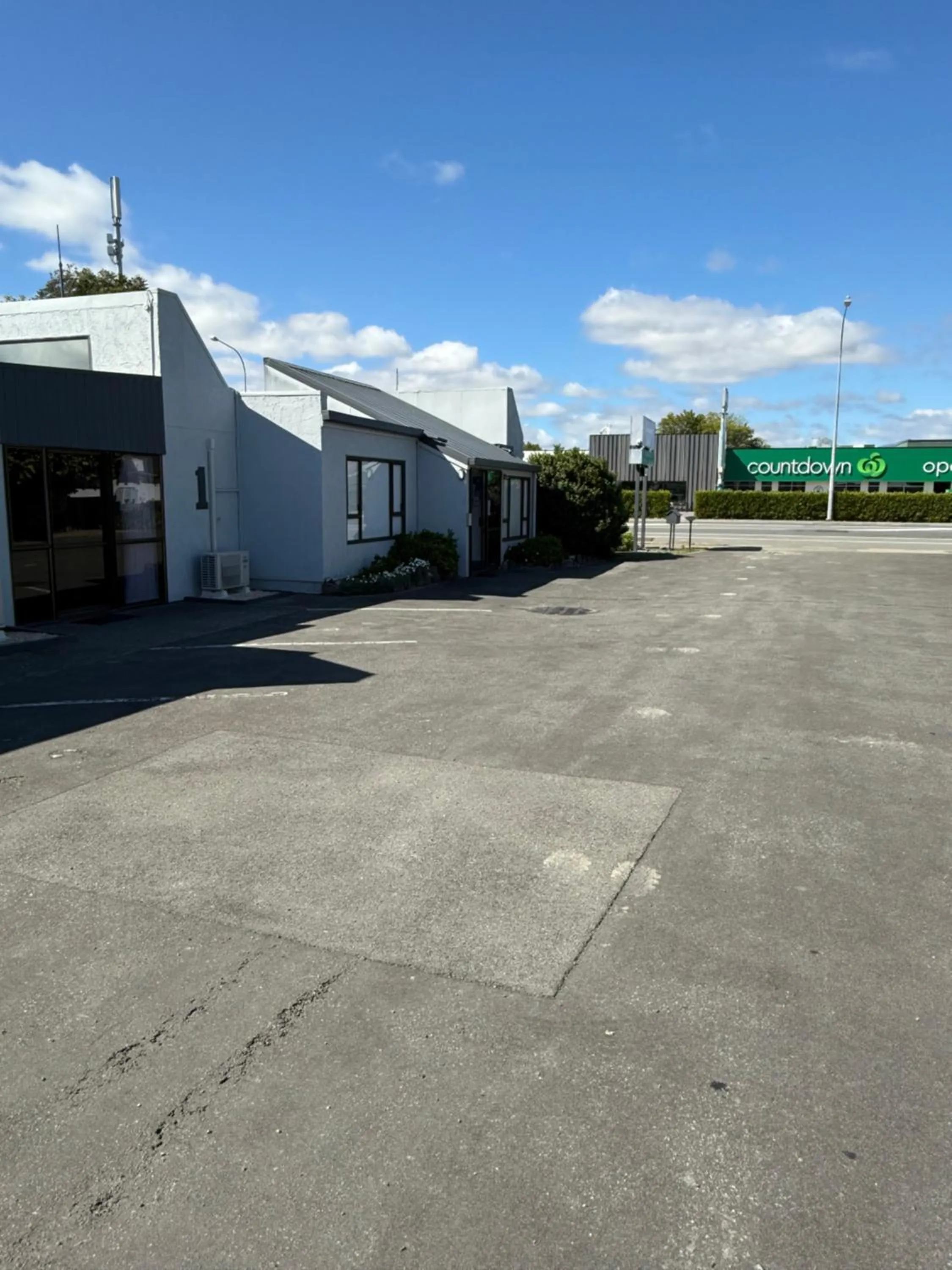 Property building in Sundowner Motel