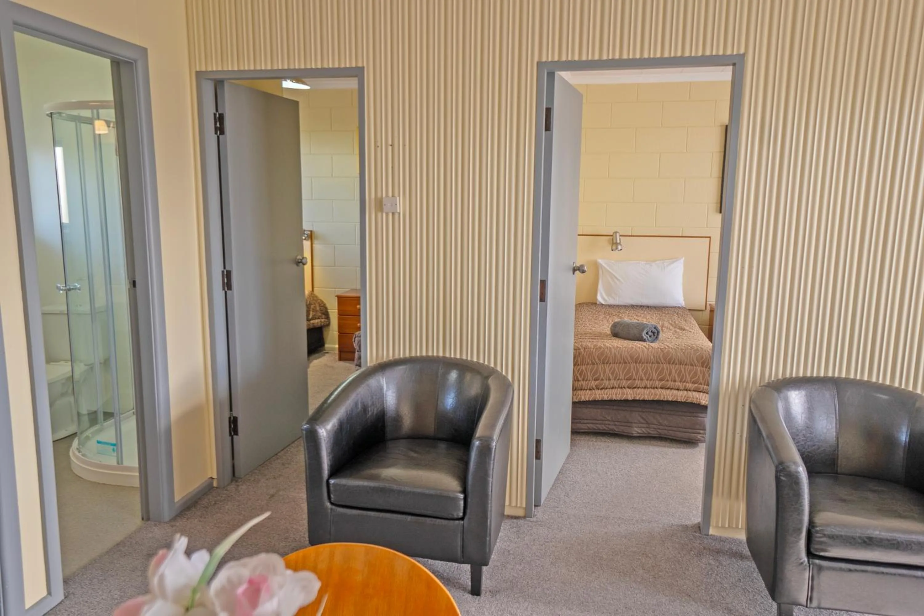 Living room, Bed in Kaikoura Motor Inn