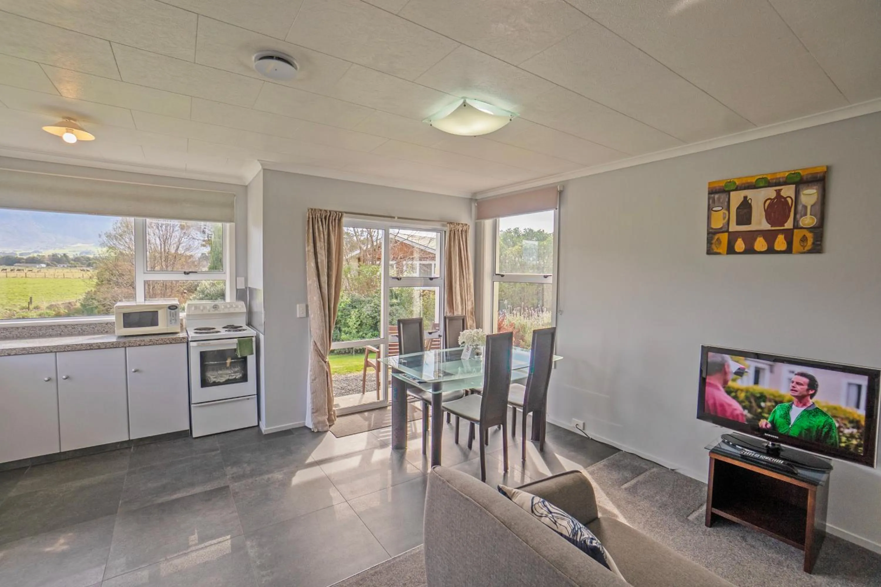 Communal lounge/ TV room in Kaikoura Motor Inn