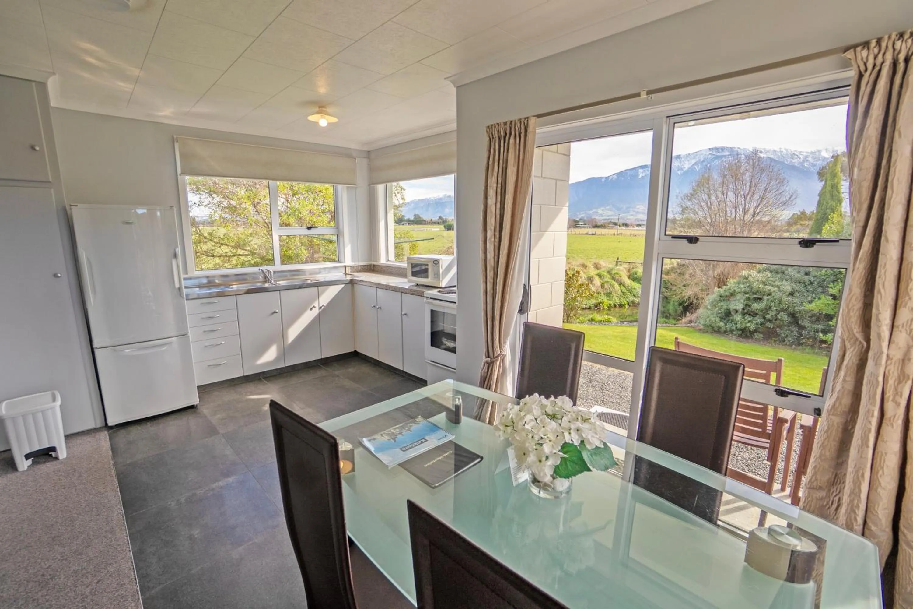 Kitchen or kitchenette in Kaikoura Motor Inn