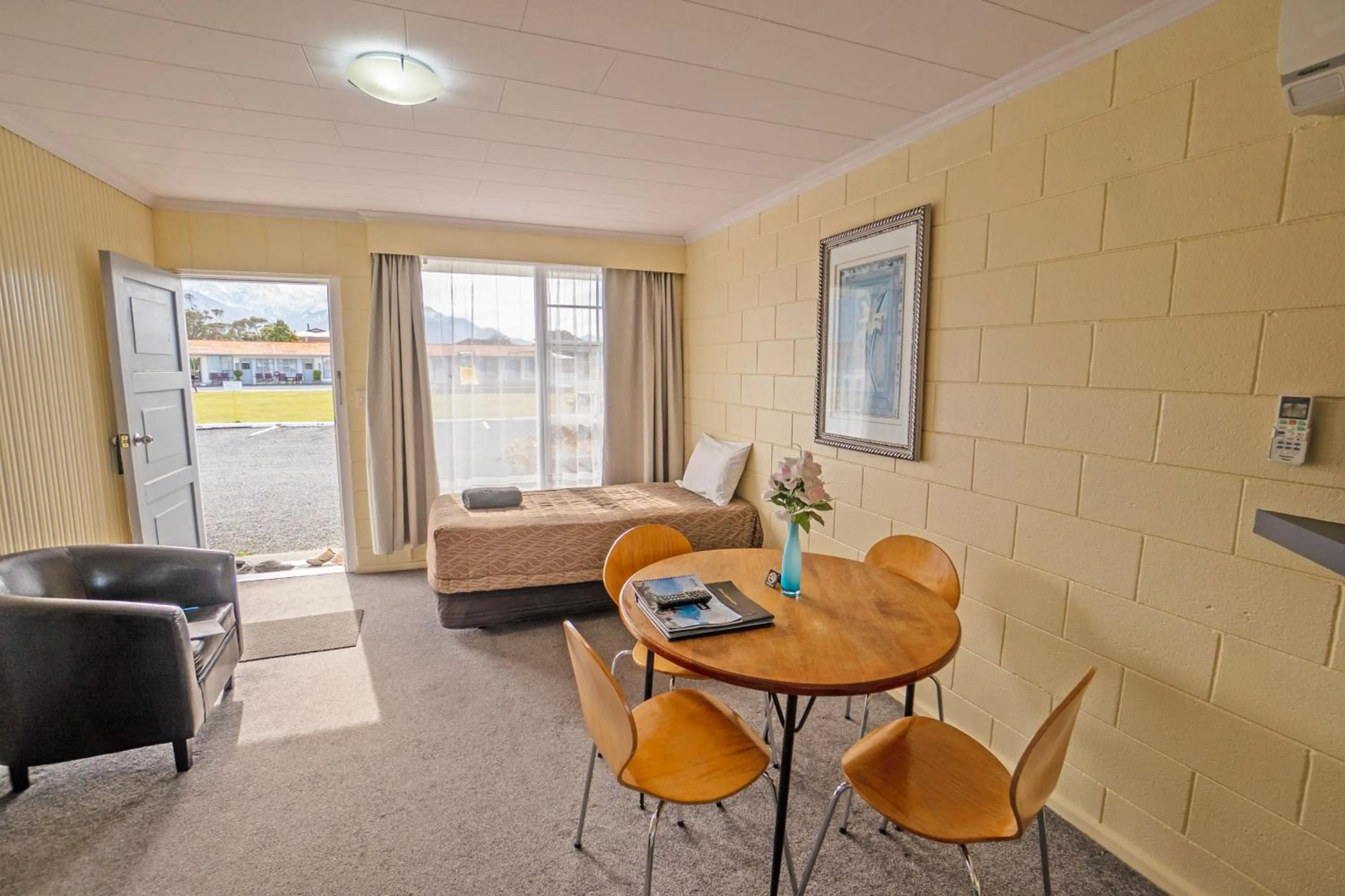 TV and multimedia, Bed in Kaikoura Motor Inn