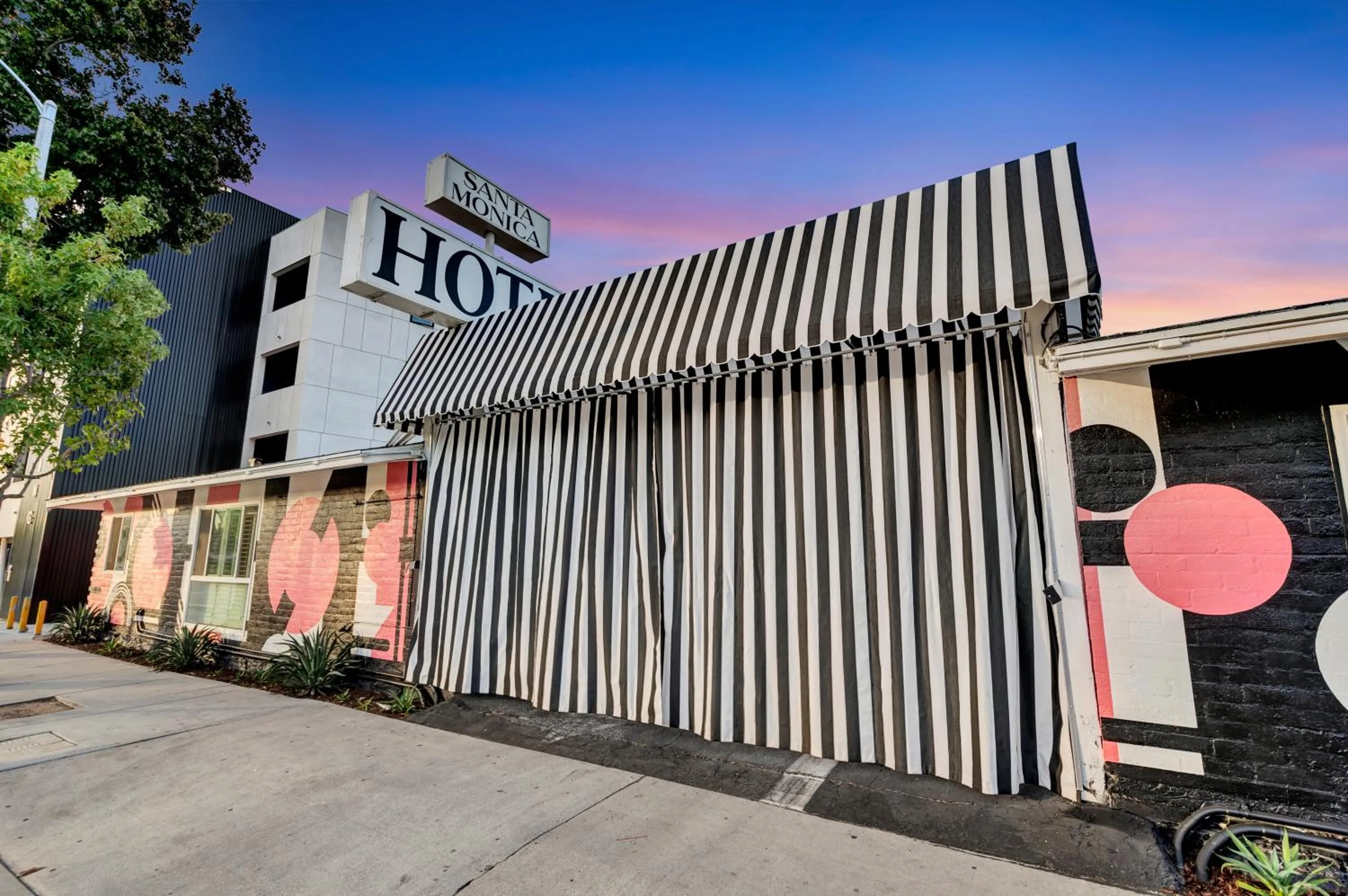 Property building in Santa Monica Hotel