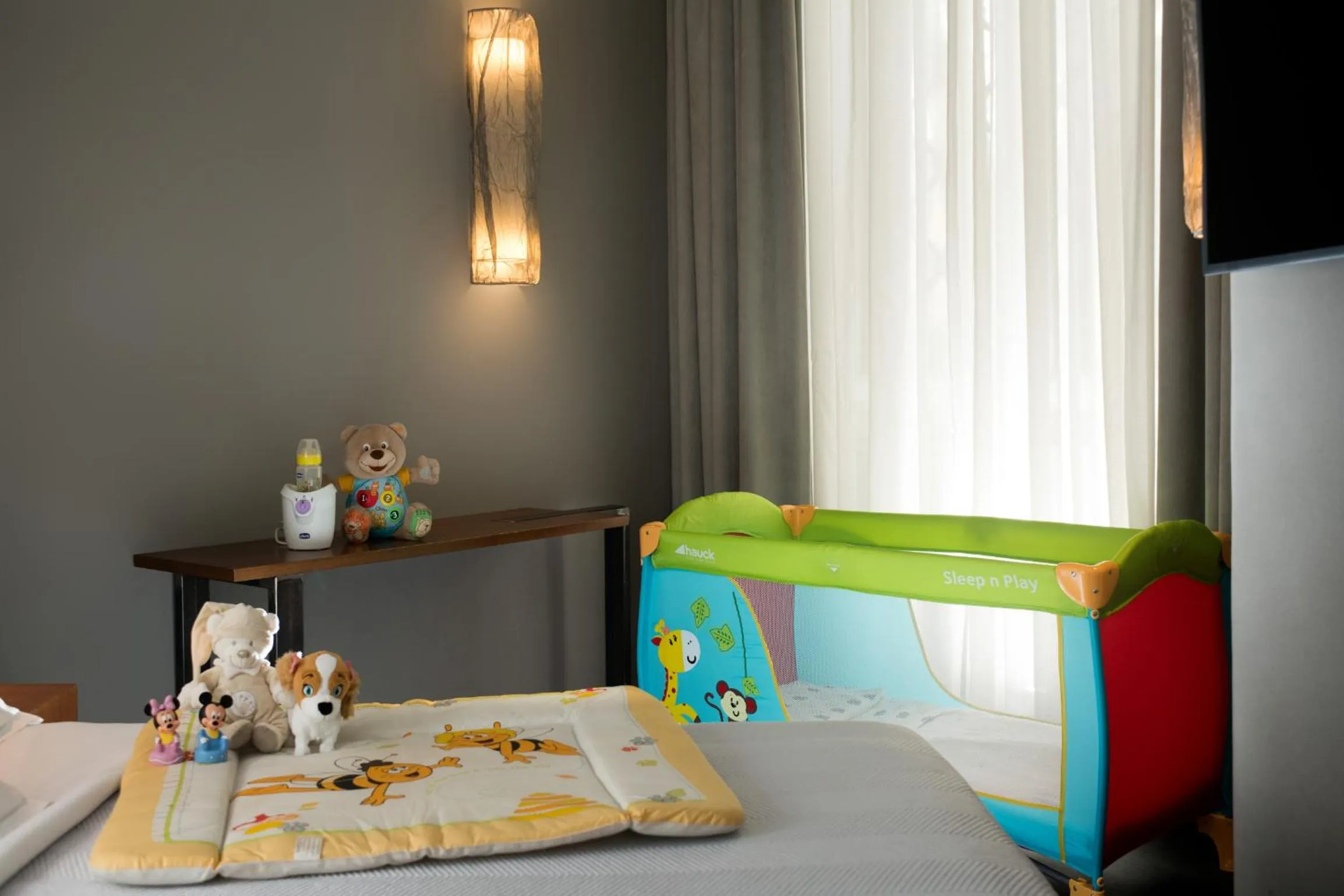 cot, Bed in Hotel Metropolis