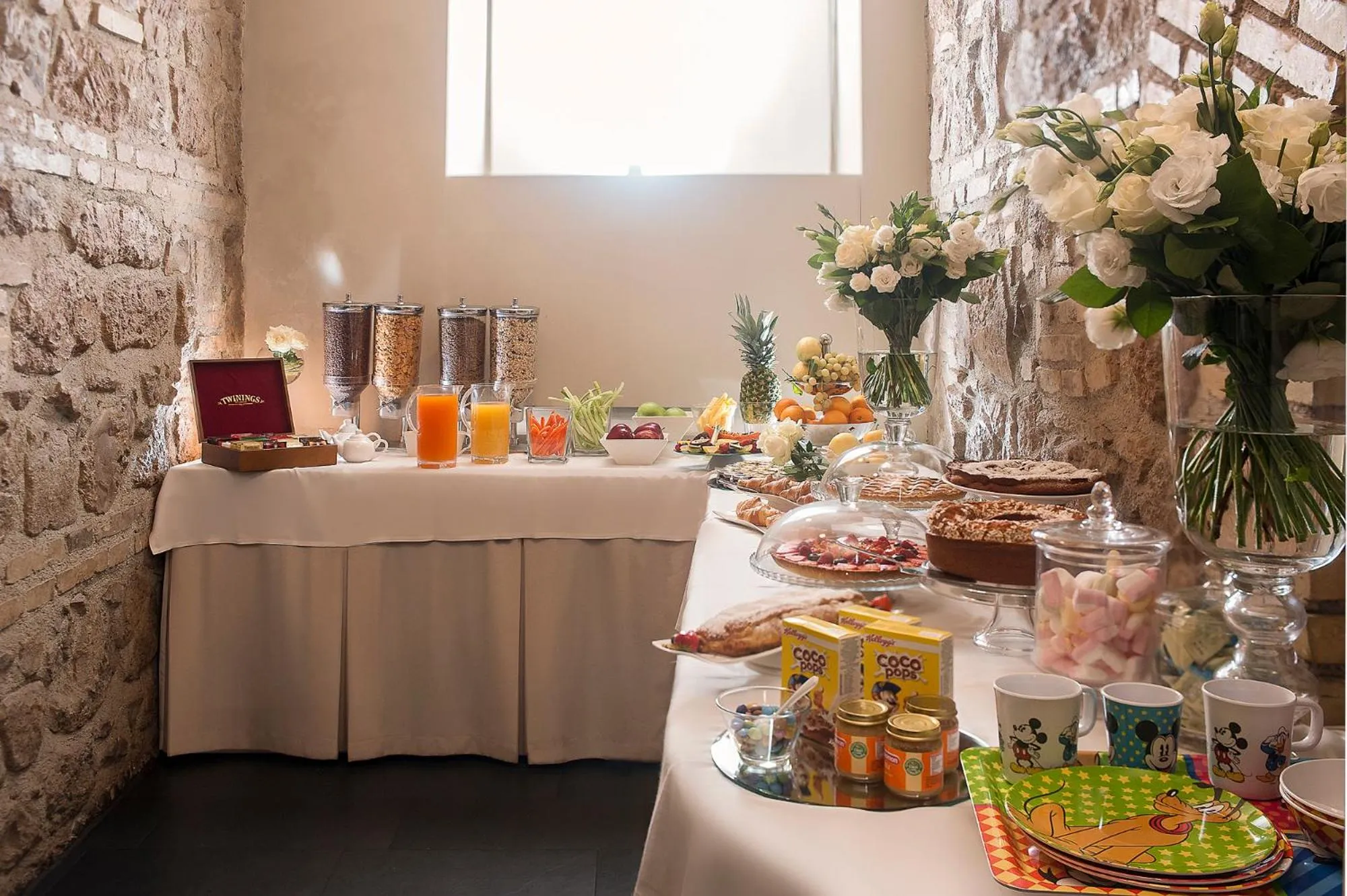 Buffet breakfast in Hotel Metropolis