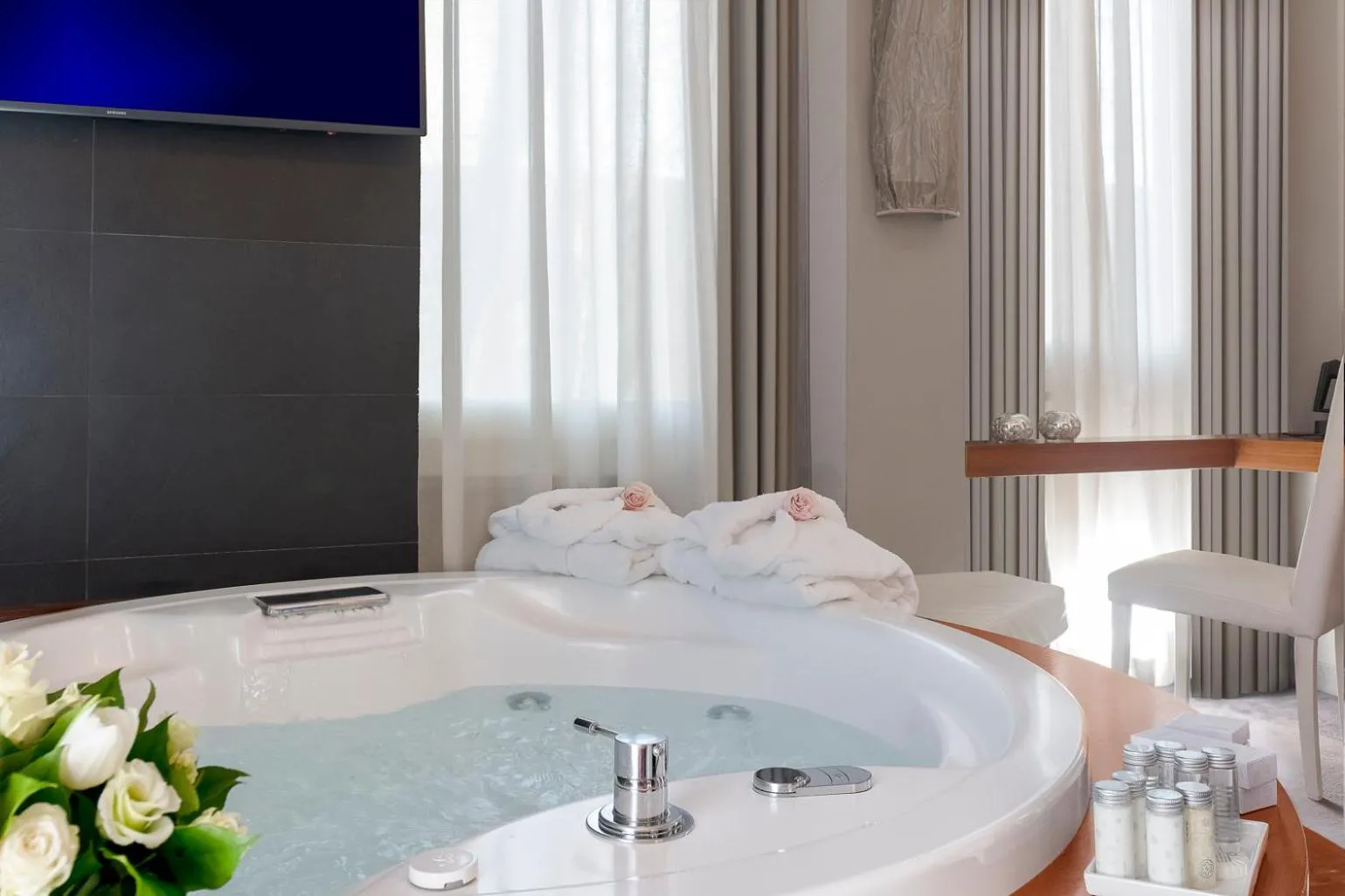 Hot Tub, Bed in Hotel Metropolis