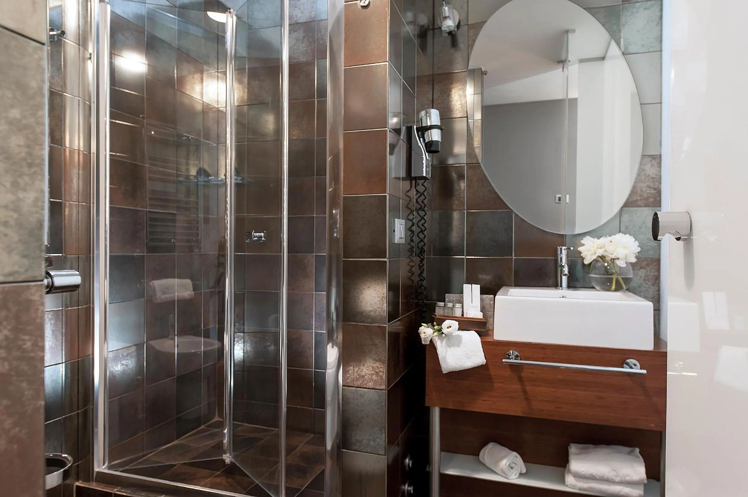 Shower in Hotel Metropolis