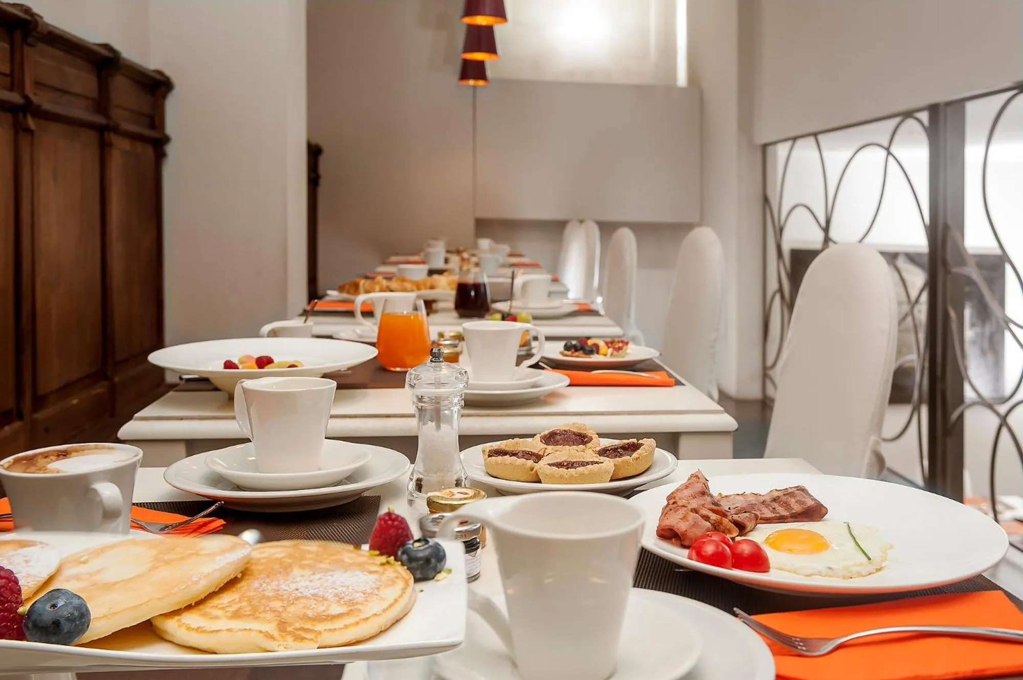 Restaurant/places to eat in Hotel Metropolis