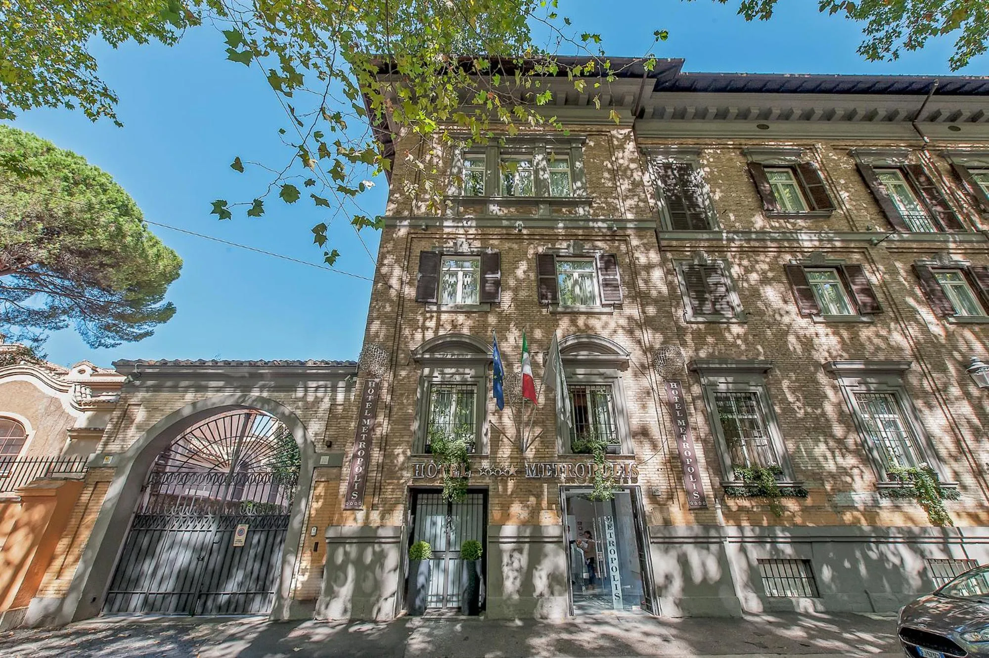 Property building in Hotel Metropolis