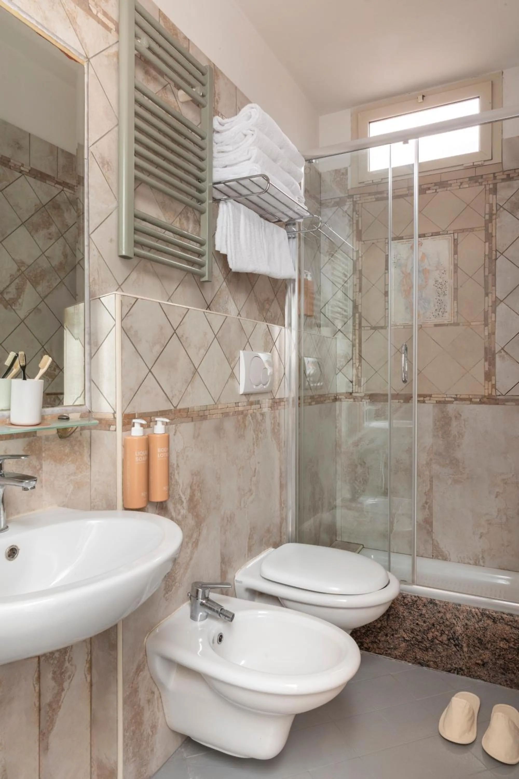 Shower in Hotel Marisa