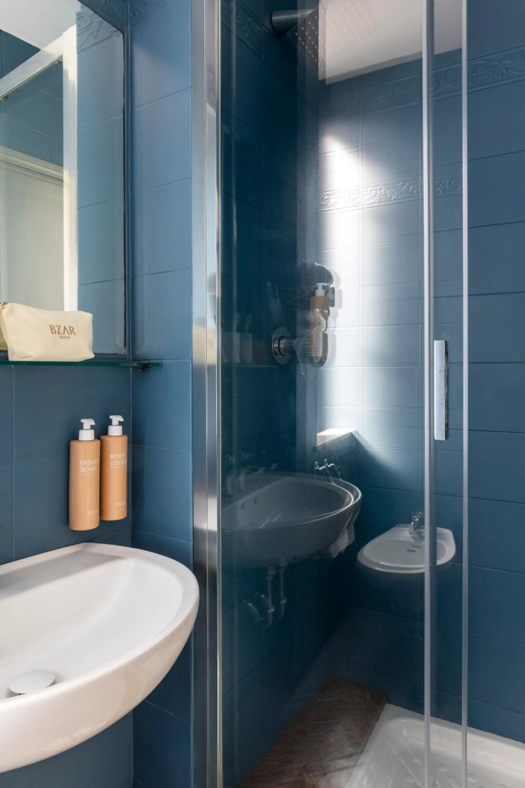 Shower in Hotel Marisa