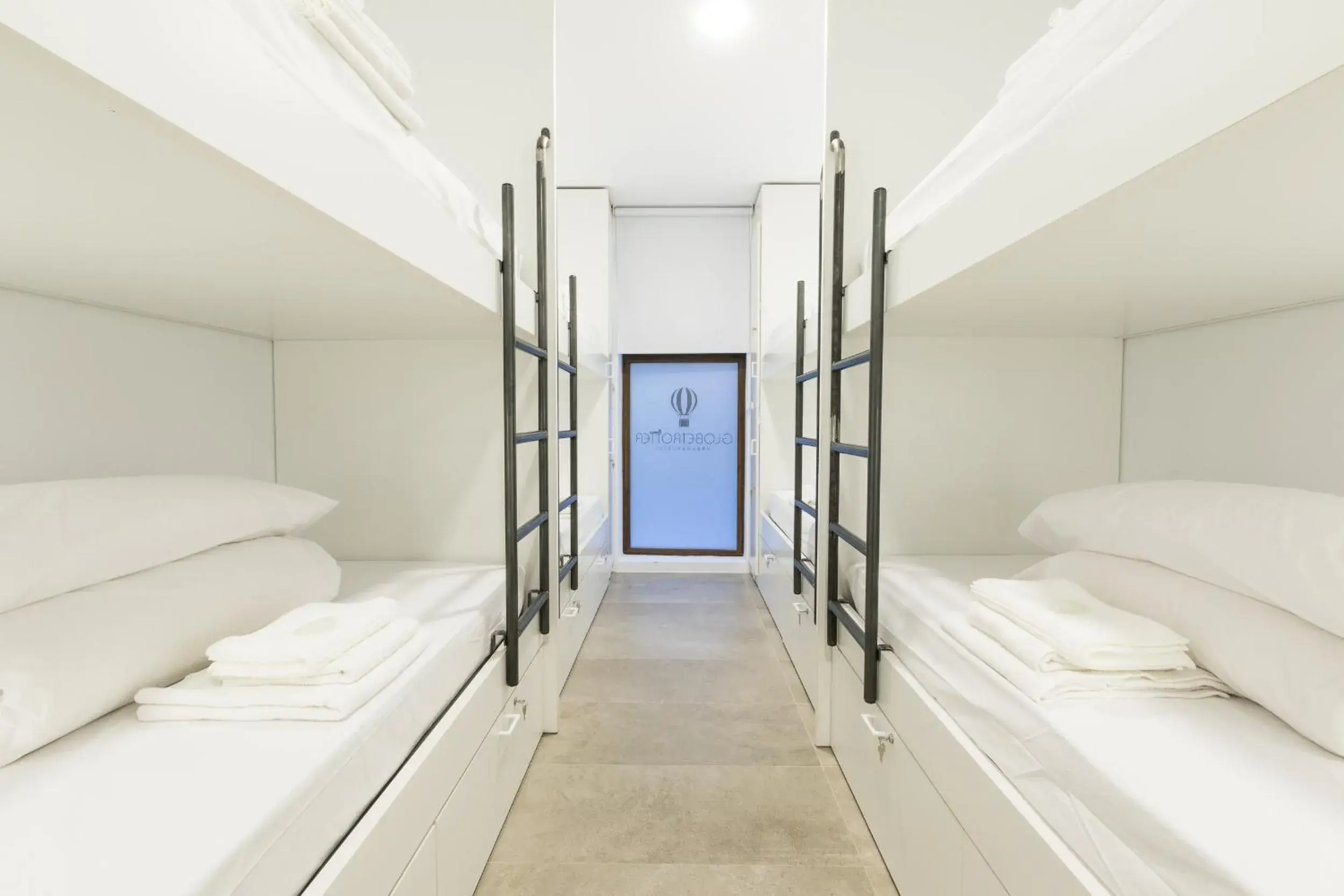 Bed in 8-Bed Mixed Dormitory Room in GLOBETROTTER HOSTEL, by Albany Bed in 8-Bed Mixed Dormitory Room in GLOBETROTTER HOSTEL, by Albany