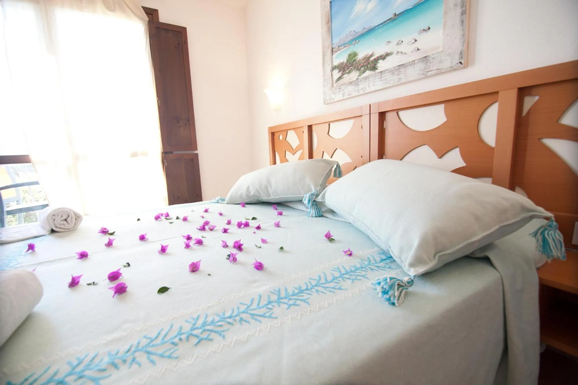 Photo of the whole room, Bed in Club Esse Gallura