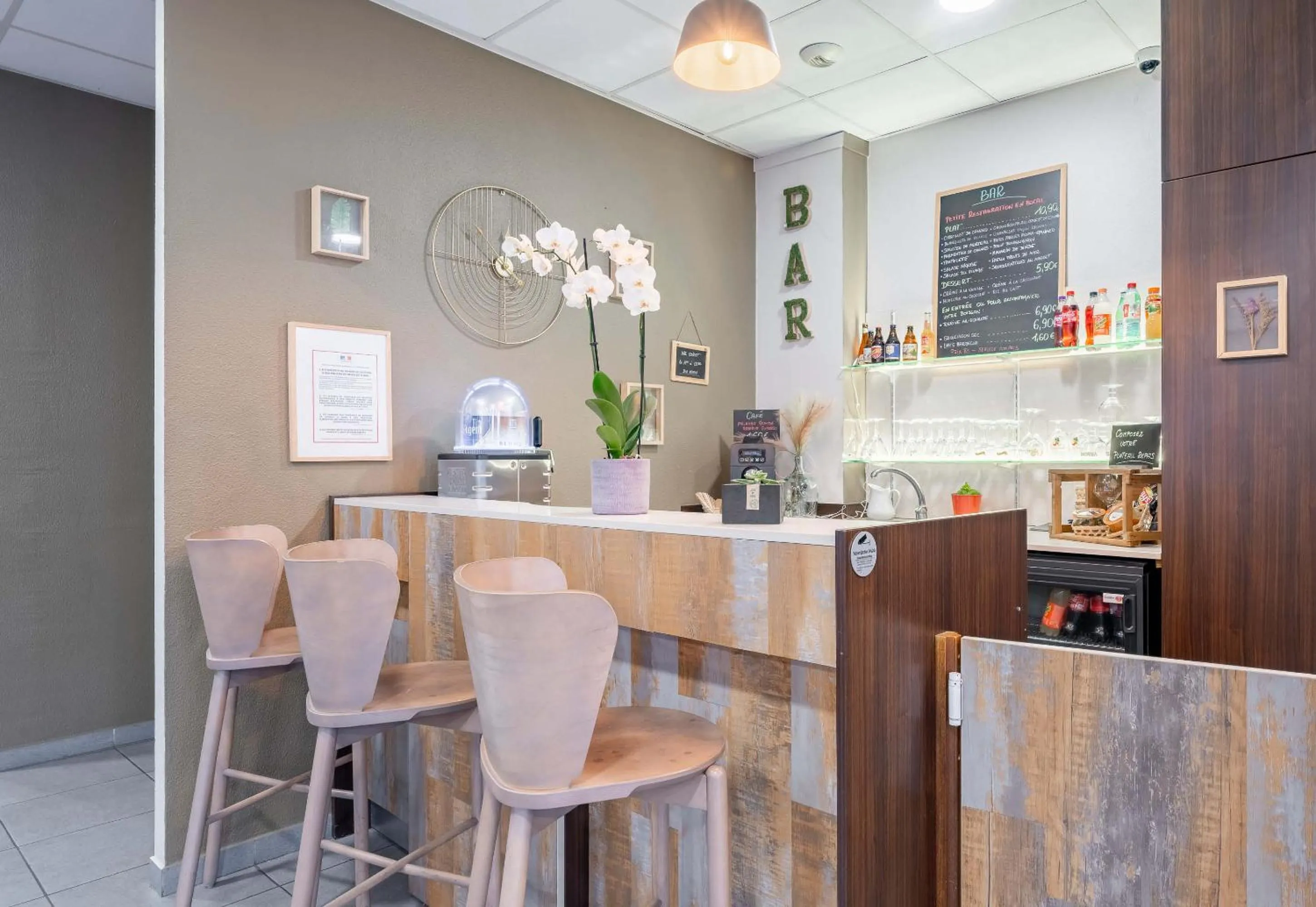 Lounge or bar in B&B HOTEL Maubeuge-Louvroil