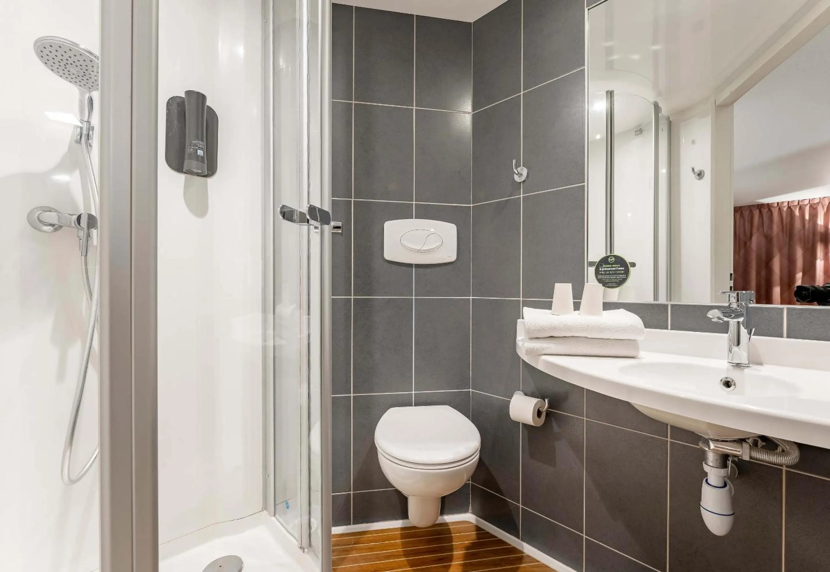 Bathroom in B&B HOTEL Maubeuge-Louvroil