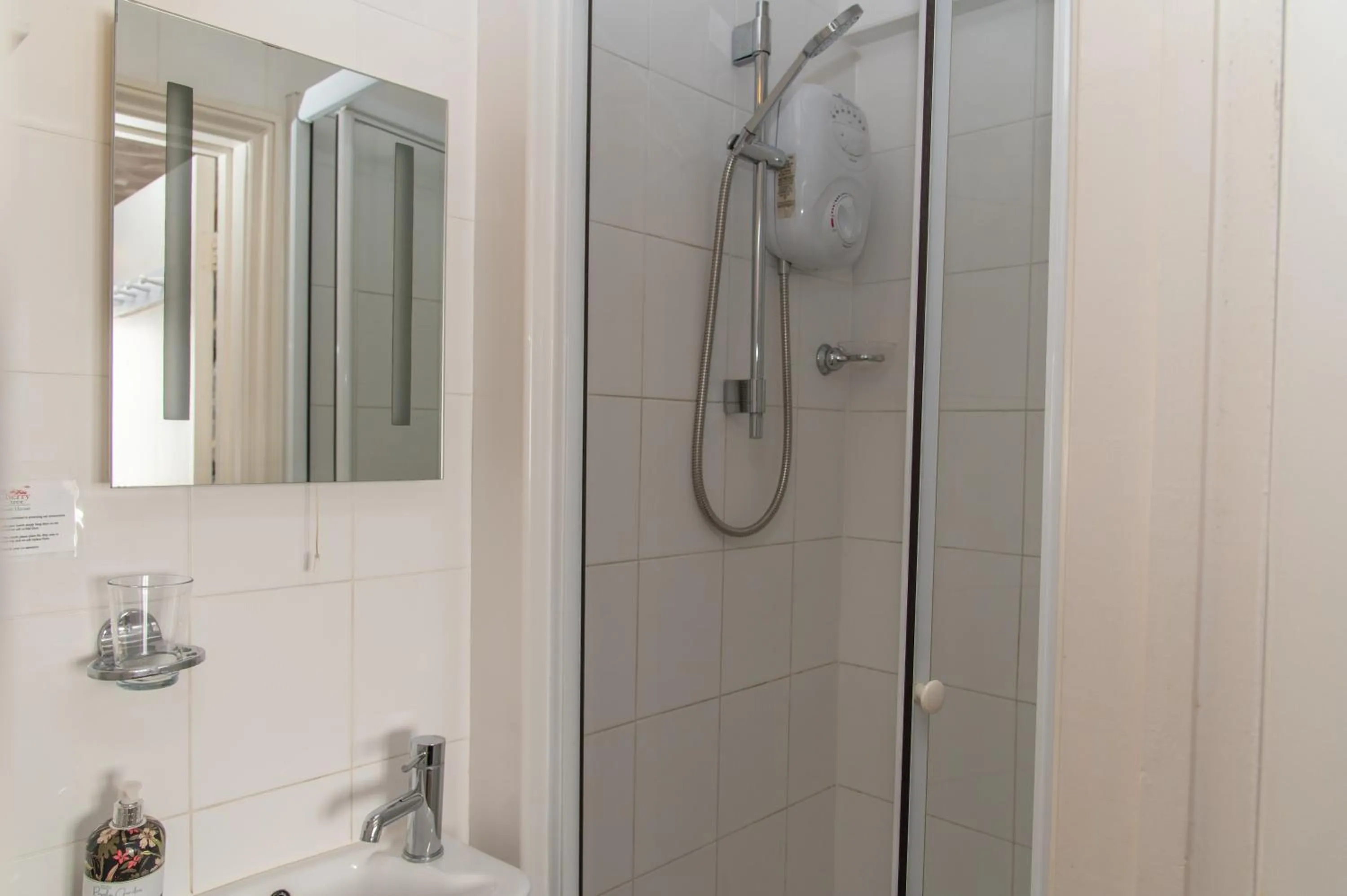 Shower in The Cherry Tree Guest House