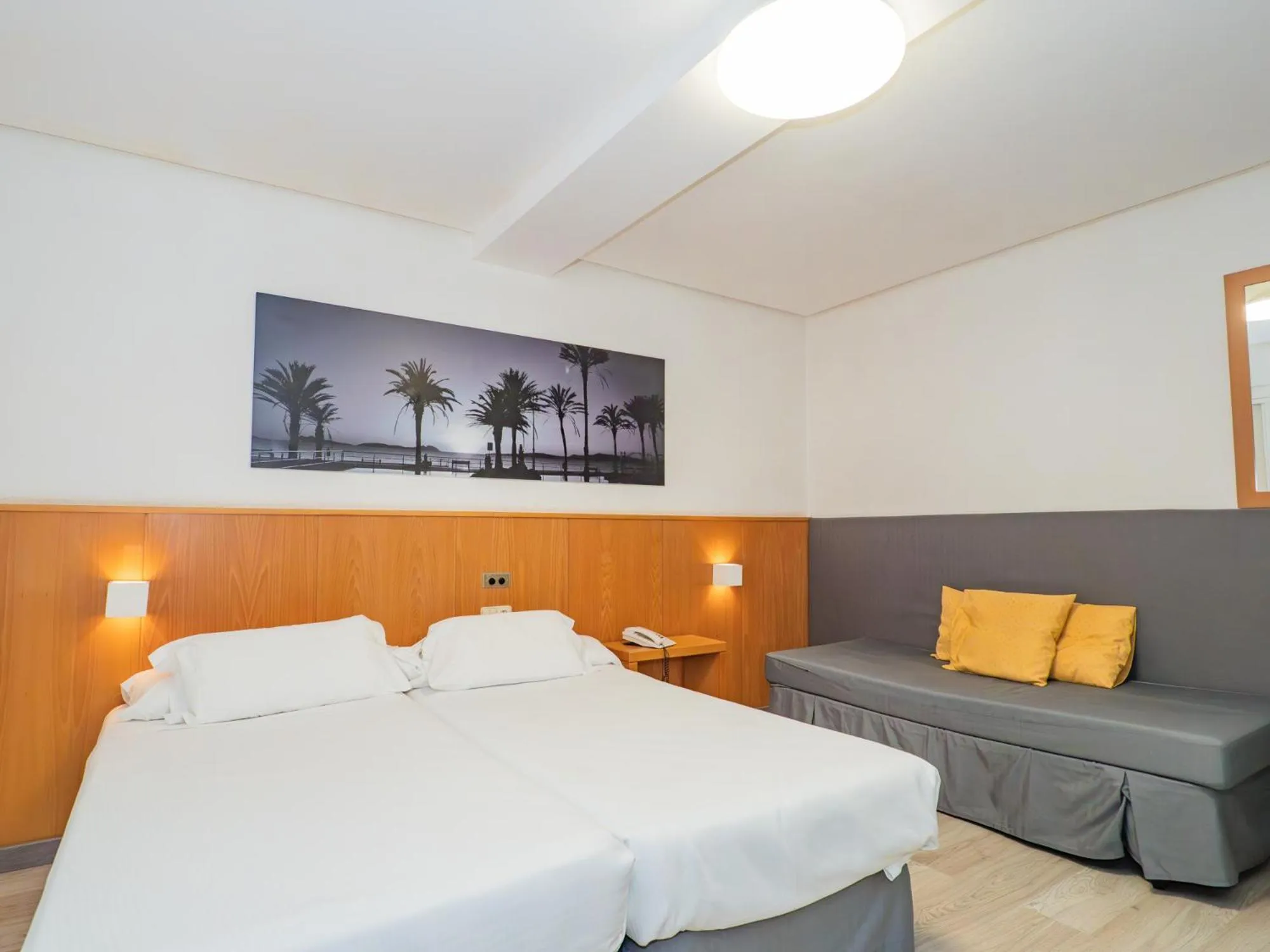 Bed in Hotel del Mar Vigo