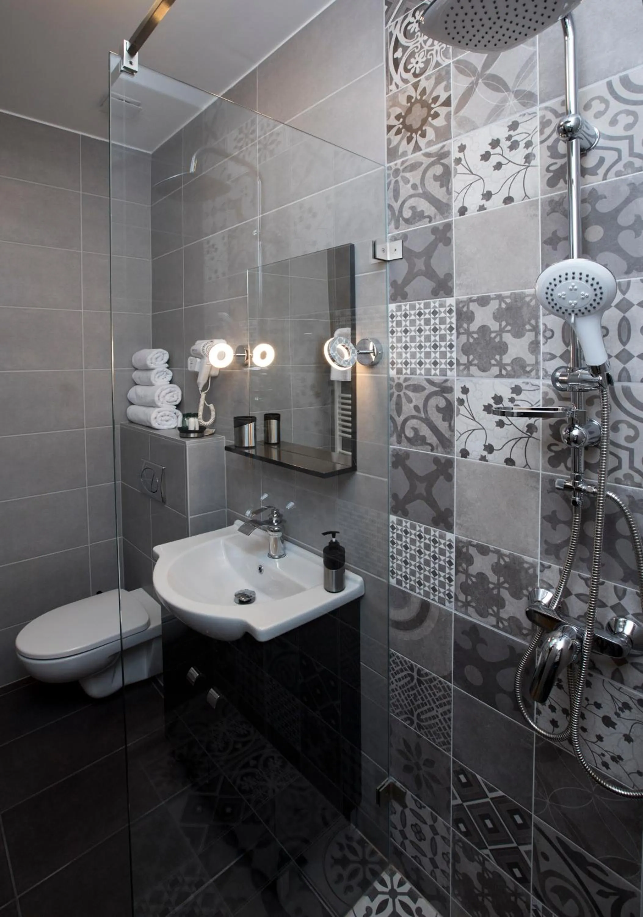 Shower in Dóm Apartman