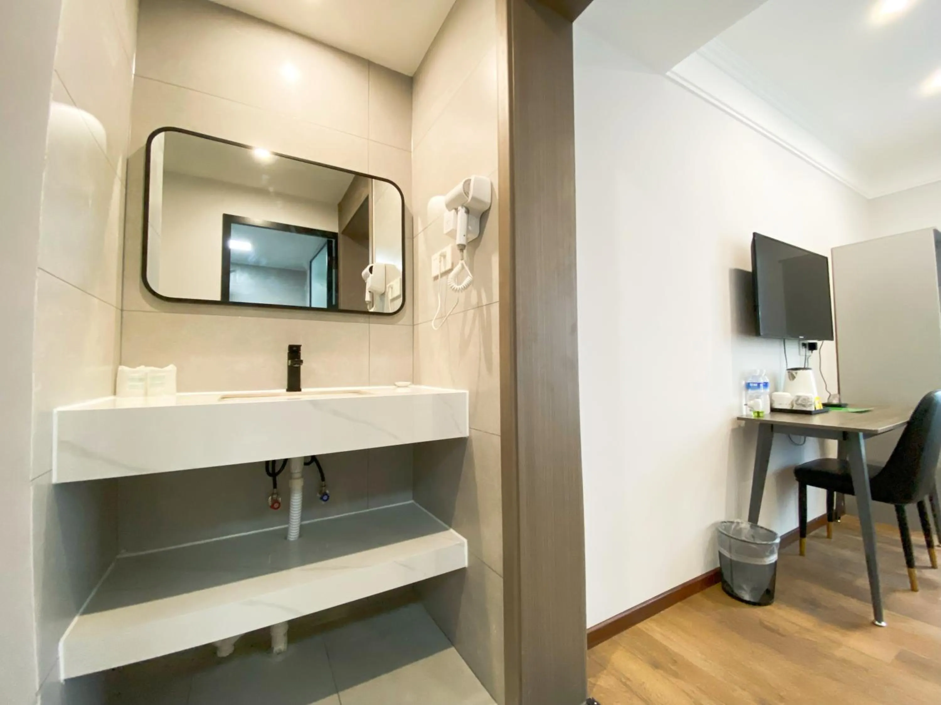 hair dresser in Beijing RJ Brown city center hotel Forbidden City &Tian'anmen Square ,Near Subway line 8, 3min walk to Temple of Heaven, English Speaking reception , Laundry service ,Free wifi ,Oneday tour to Greatwall