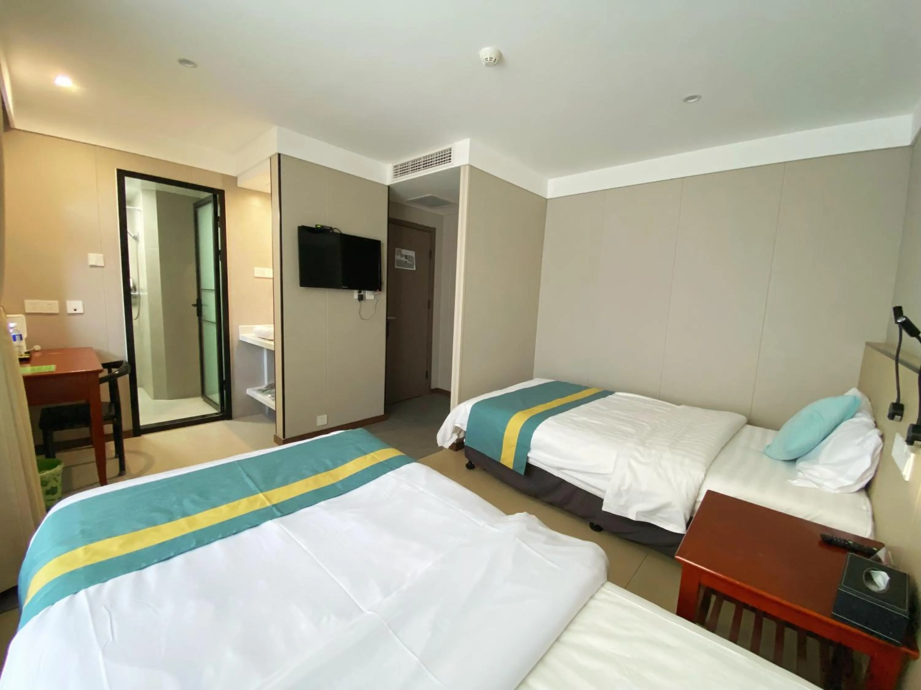 Bed in Beijing RJ Brown city center hotel Forbidden City &Tian'anmen Square ,Near Subway line 8, 3min walk to Temple of Heaven, English Speaking reception , Laundry service ,Free wifi ,Oneday tour to Greatwall