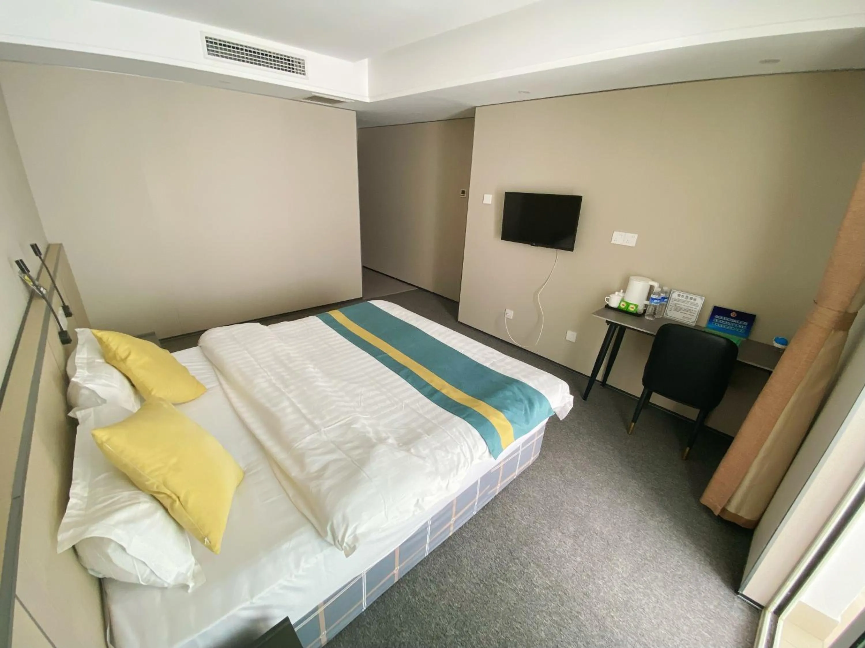 Bed in Beijing RJ Brown city center hotel Forbidden City &Tian'anmen Square ,Near Subway line 8, 3min walk to Temple of Heaven, English Speaking reception , Laundry service ,Free wifi ,Oneday tour to Greatwall