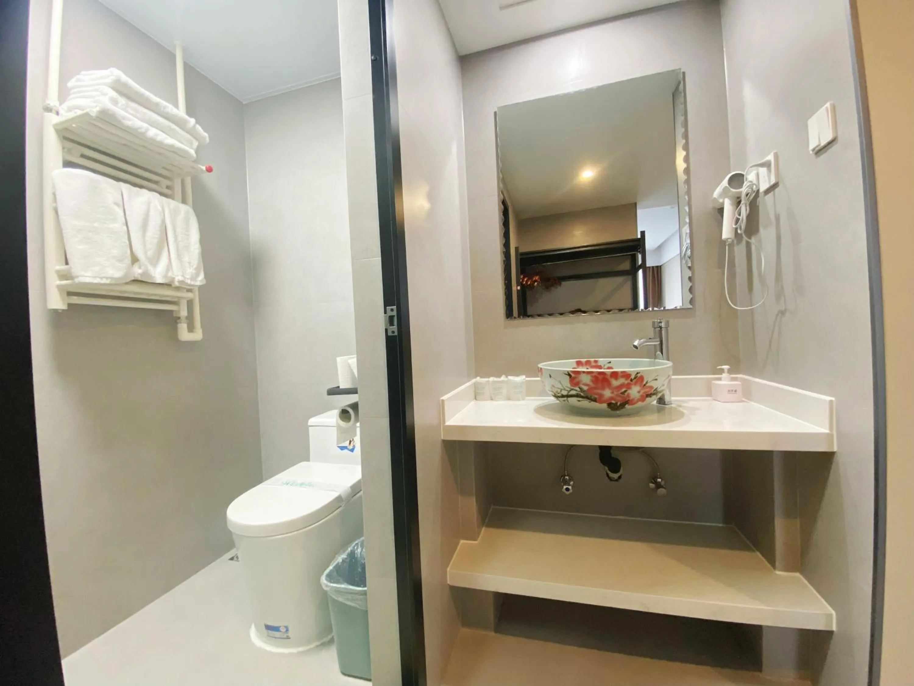 Toilet in Beijing RJ Brown city center hotel Forbidden City &Tian'anmen Square ,Near Subway line 8, 3min walk to Temple of Heaven, English Speaking reception , Laundry service ,Free wifi ,Oneday tour to Greatwall
