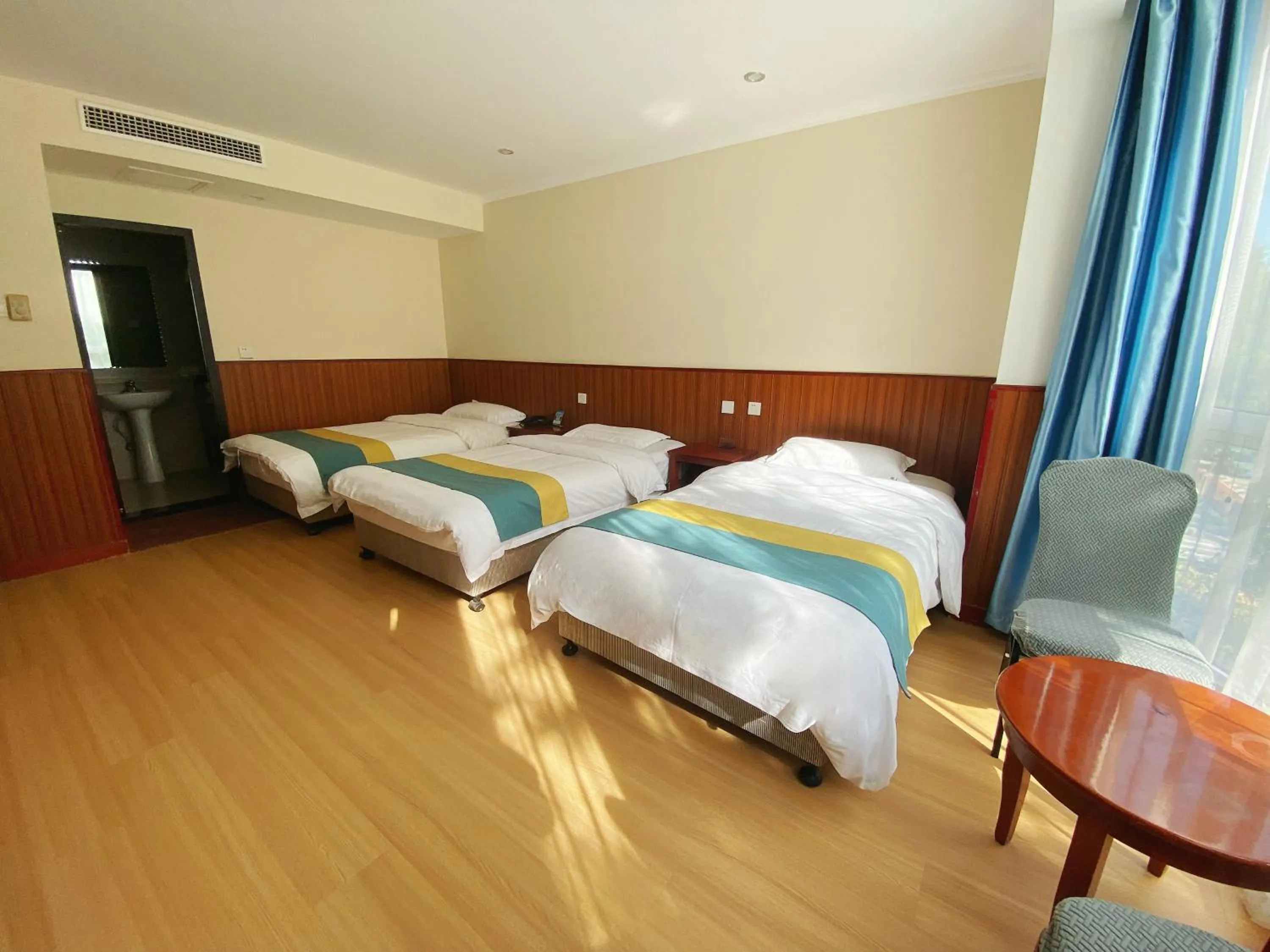 Bed in Beijing RJ Brown city center hotel Forbidden City &Tian'anmen Square ,Near Subway line 8, 3min walk to Temple of Heaven, English Speaking reception , Laundry service ,Free wifi ,Oneday tour to Greatwall