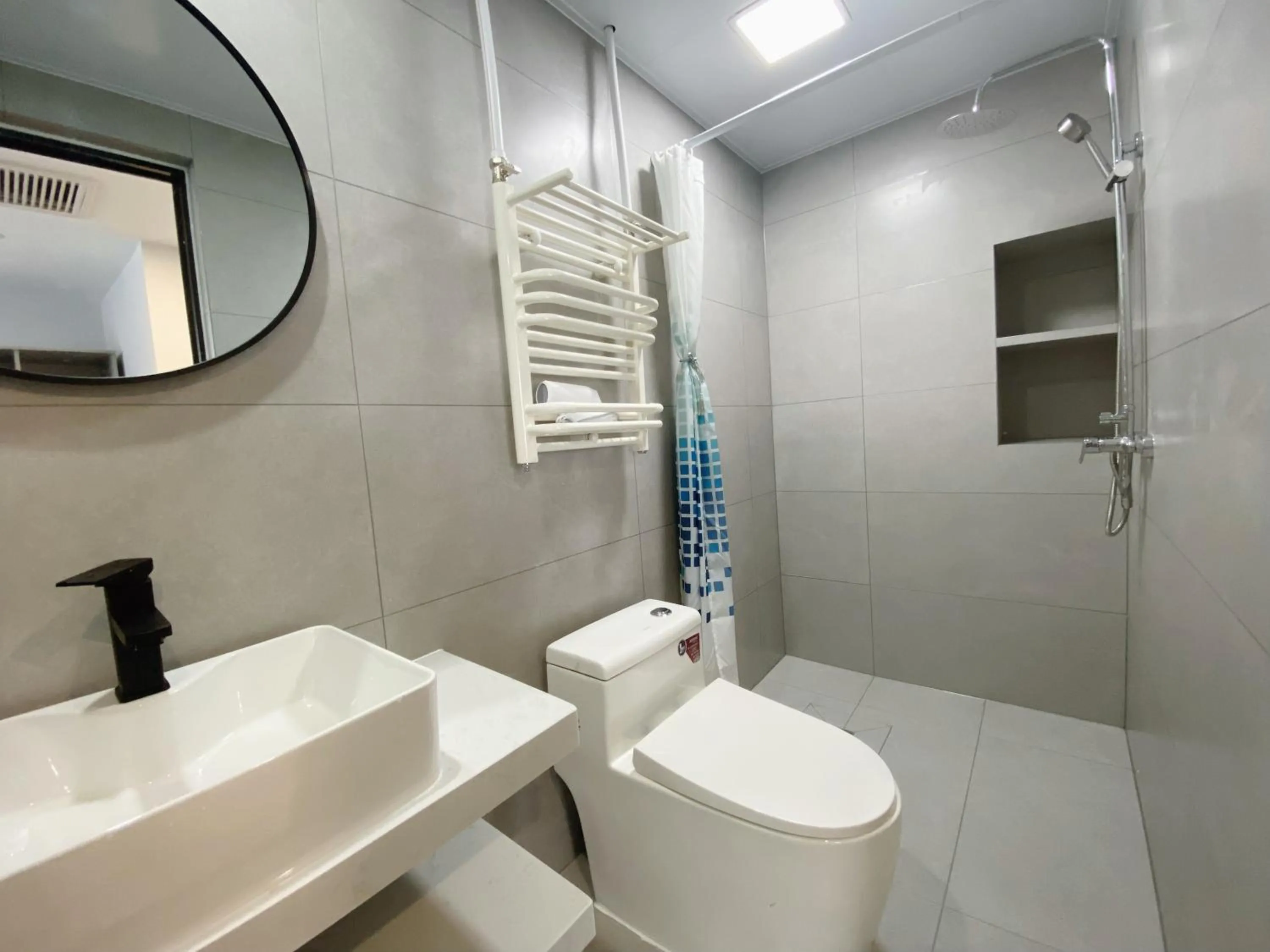 Toilet in Beijing RJ Brown city center hotel Forbidden City &Tian'anmen Square ,Near Subway line 8, 3min walk to Temple of Heaven, English Speaking reception , Laundry service ,Free wifi ,Oneday tour to Greatwall