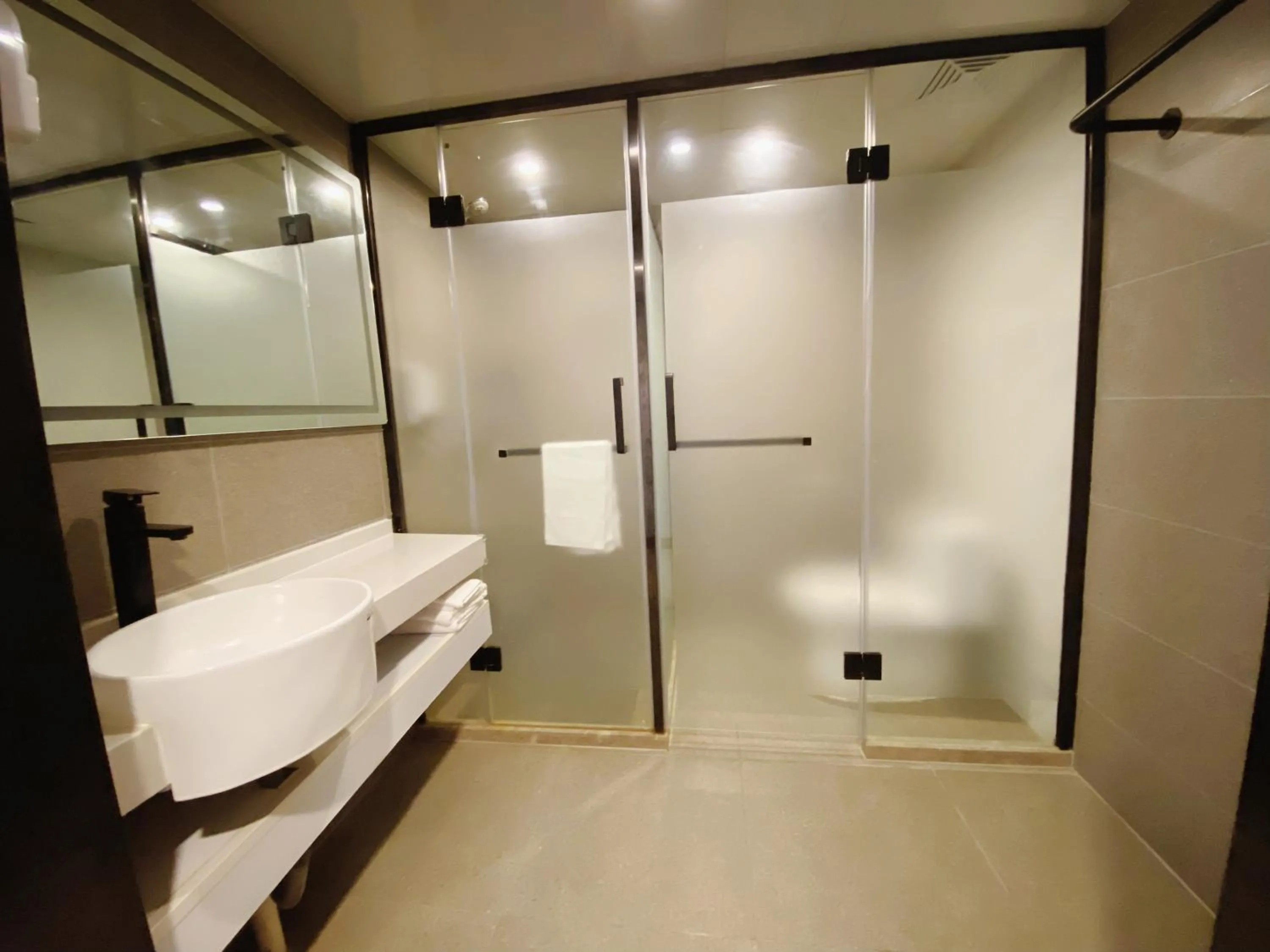 Shower in Beijing RJ Brown city center hotel Forbidden City &Tian'anmen Square ,Near Subway line 8, 3min walk to Temple of Heaven, English Speaking reception , Laundry service ,Free wifi ,Oneday tour to Greatwall