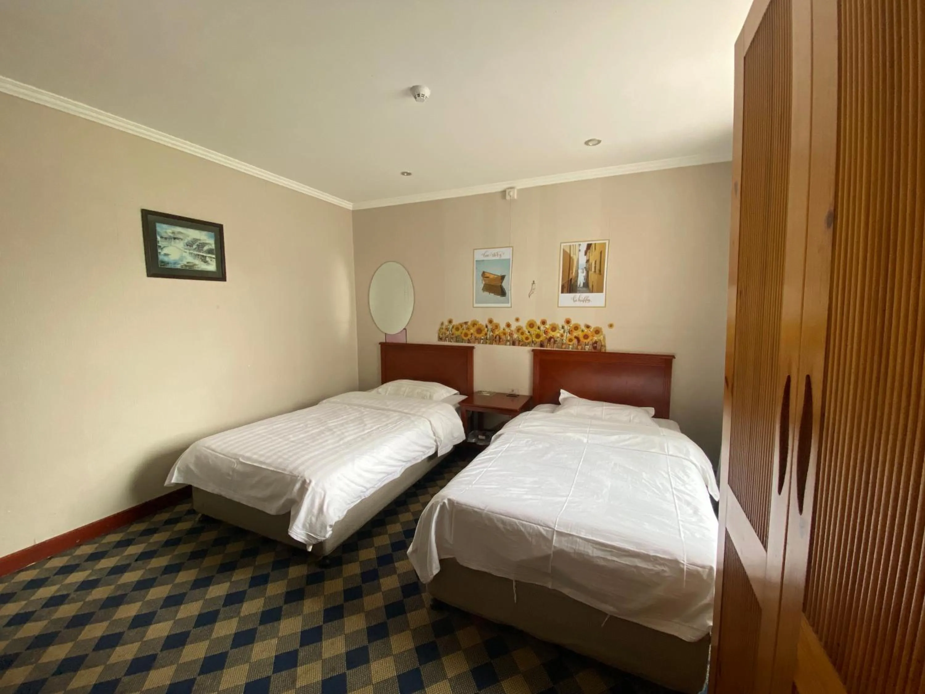 Bed in Beijing RJ Brown city center hotel Forbidden City &Tian'anmen Square ,Near Subway line 8, 3min walk to Temple of Heaven, English Speaking reception , Laundry service ,Free wifi ,Oneday tour to Greatwall