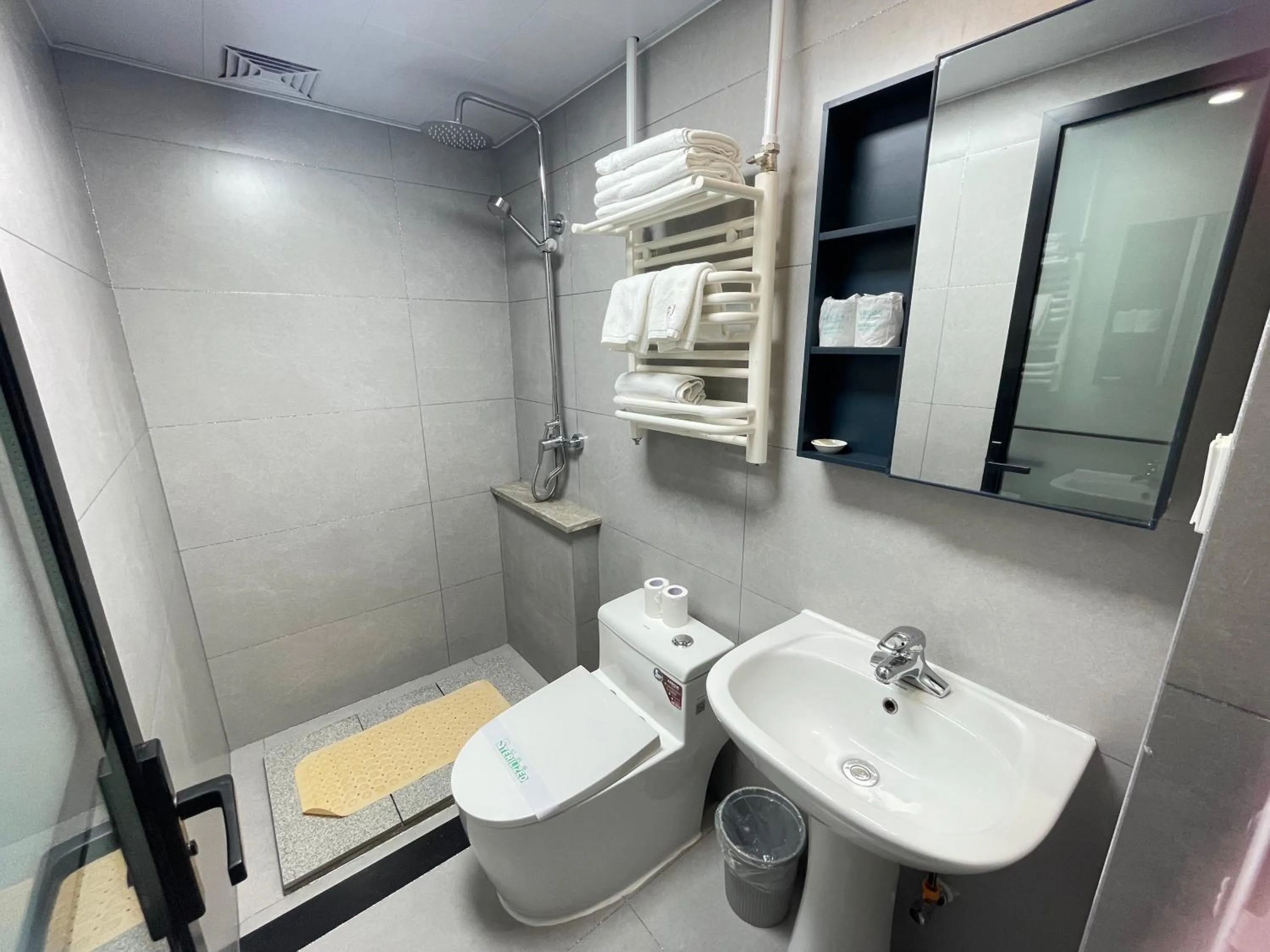Toilet in Beijing RJ Brown city center hotel Forbidden City &Tian'anmen Square ,Near Subway line 8, 3min walk to Temple of Heaven, English Speaking reception , Laundry service ,Free wifi ,Oneday tour to Greatwall