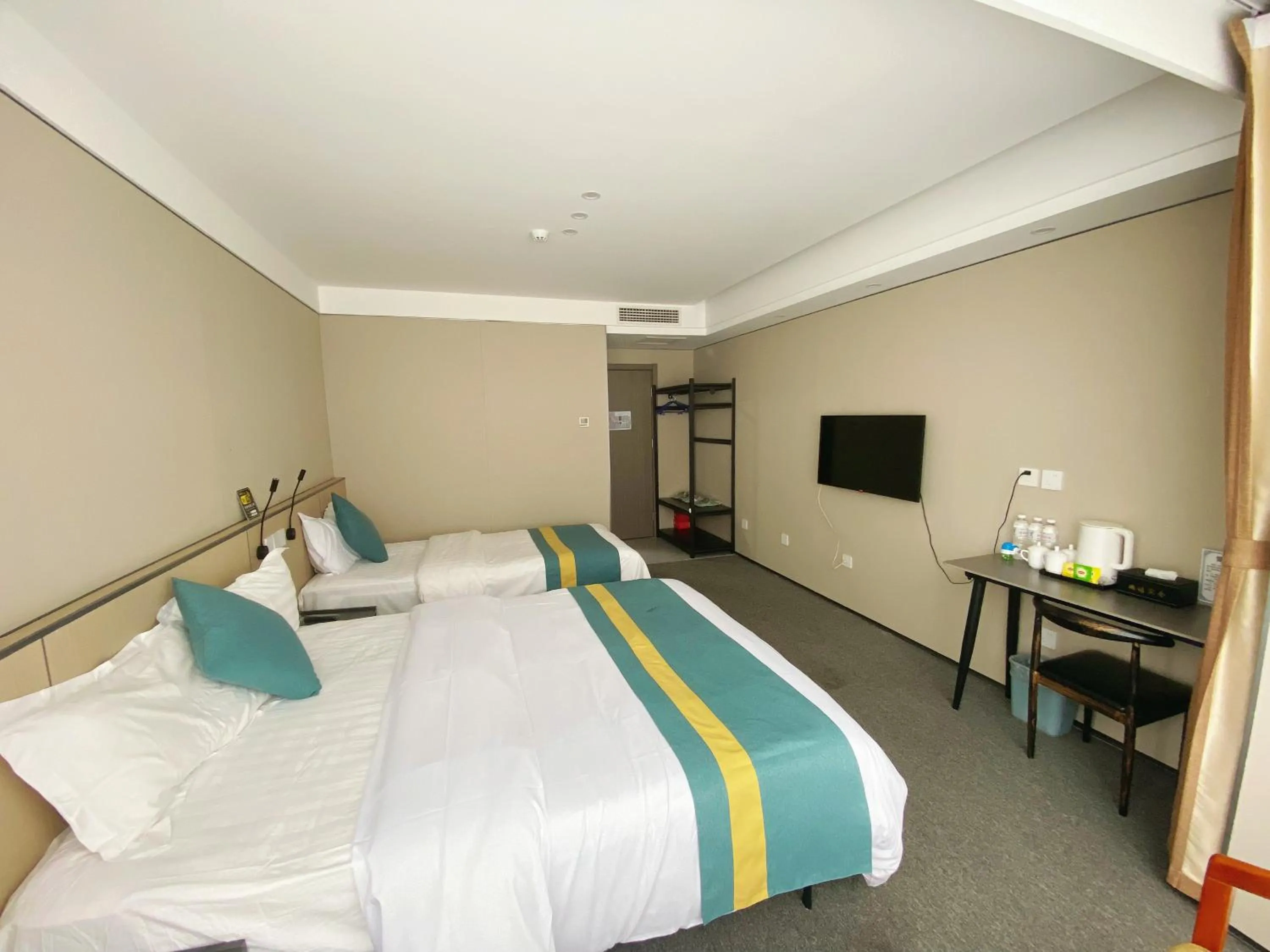 Bed in Beijing RJ Brown city center hotel Forbidden City &Tian'anmen Square ,Near Subway line 8, 3min walk to Temple of Heaven, English Speaking reception , Laundry service ,Free wifi ,Oneday tour to Greatwall