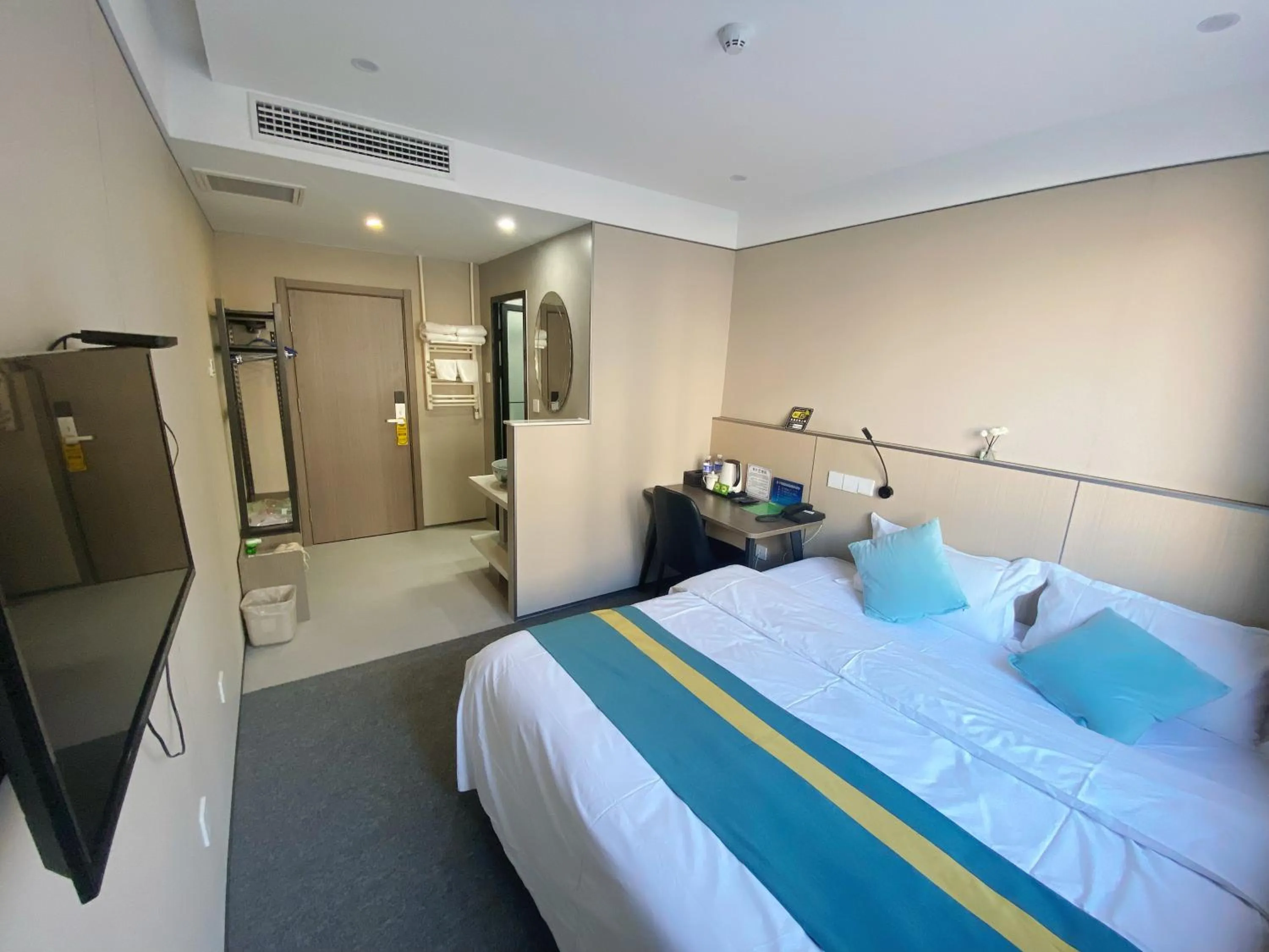 Bed in Beijing RJ Brown city center hotel Forbidden City &Tian'anmen Square ,Near Subway line 8, 3min walk to Temple of Heaven, English Speaking reception , Laundry service ,Free wifi ,Oneday tour to Greatwall