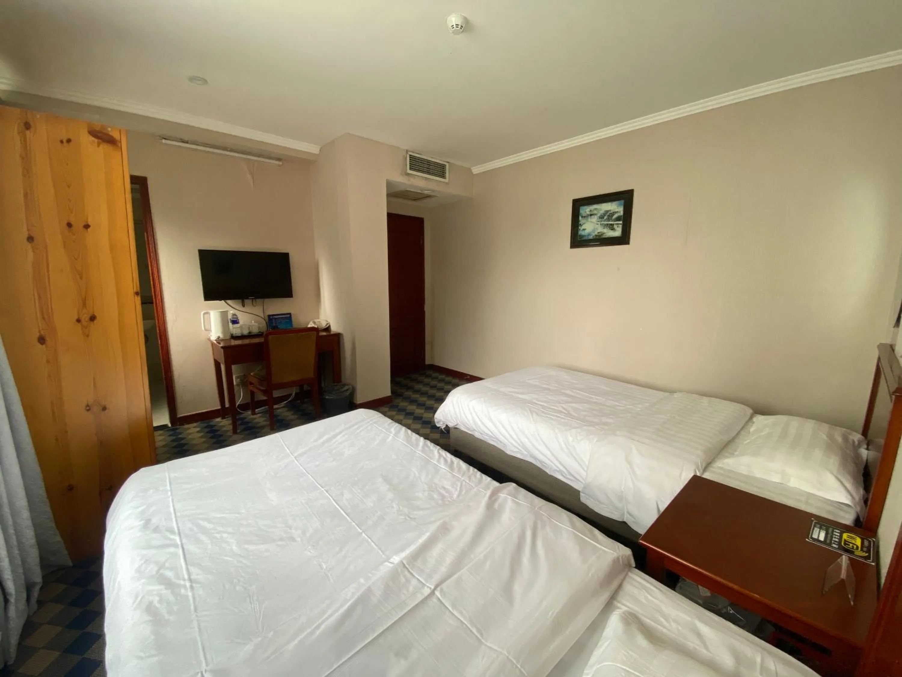 Bed in Beijing RJ Brown city center hotel Forbidden City &Tian'anmen Square ,Near Subway line 8, 3min walk to Temple of Heaven, English Speaking reception , Laundry service ,Free wifi ,Oneday tour to Greatwall