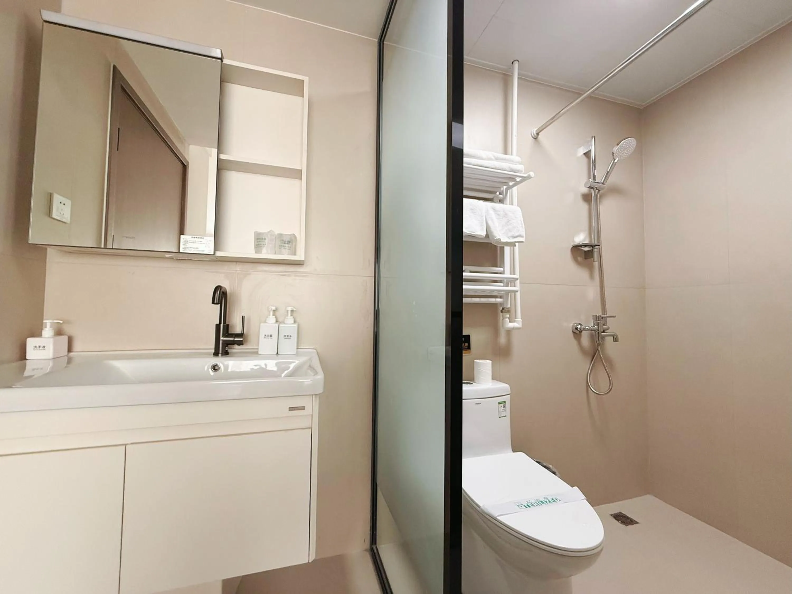 Shower in Beijing RJ Brown City Center Hotel Tian An Men Forbidden City