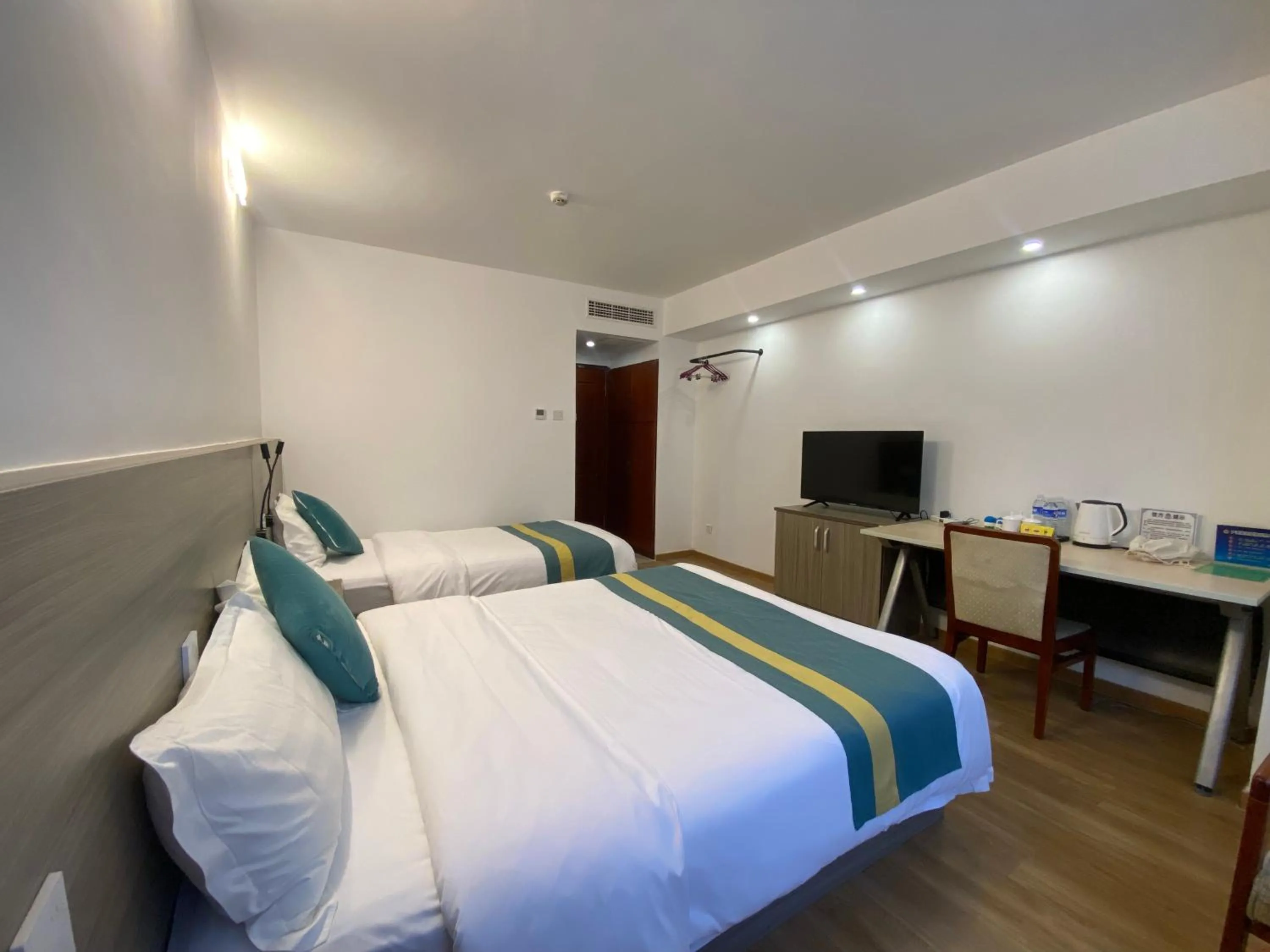 Bed in Beijing RJ Brown city center hotel Forbidden City &Tian'anmen Square ,Near Subway line 8, 3min walk to Temple of Heaven, English Speaking reception , Laundry service ,Free wifi ,Oneday tour to Greatwall