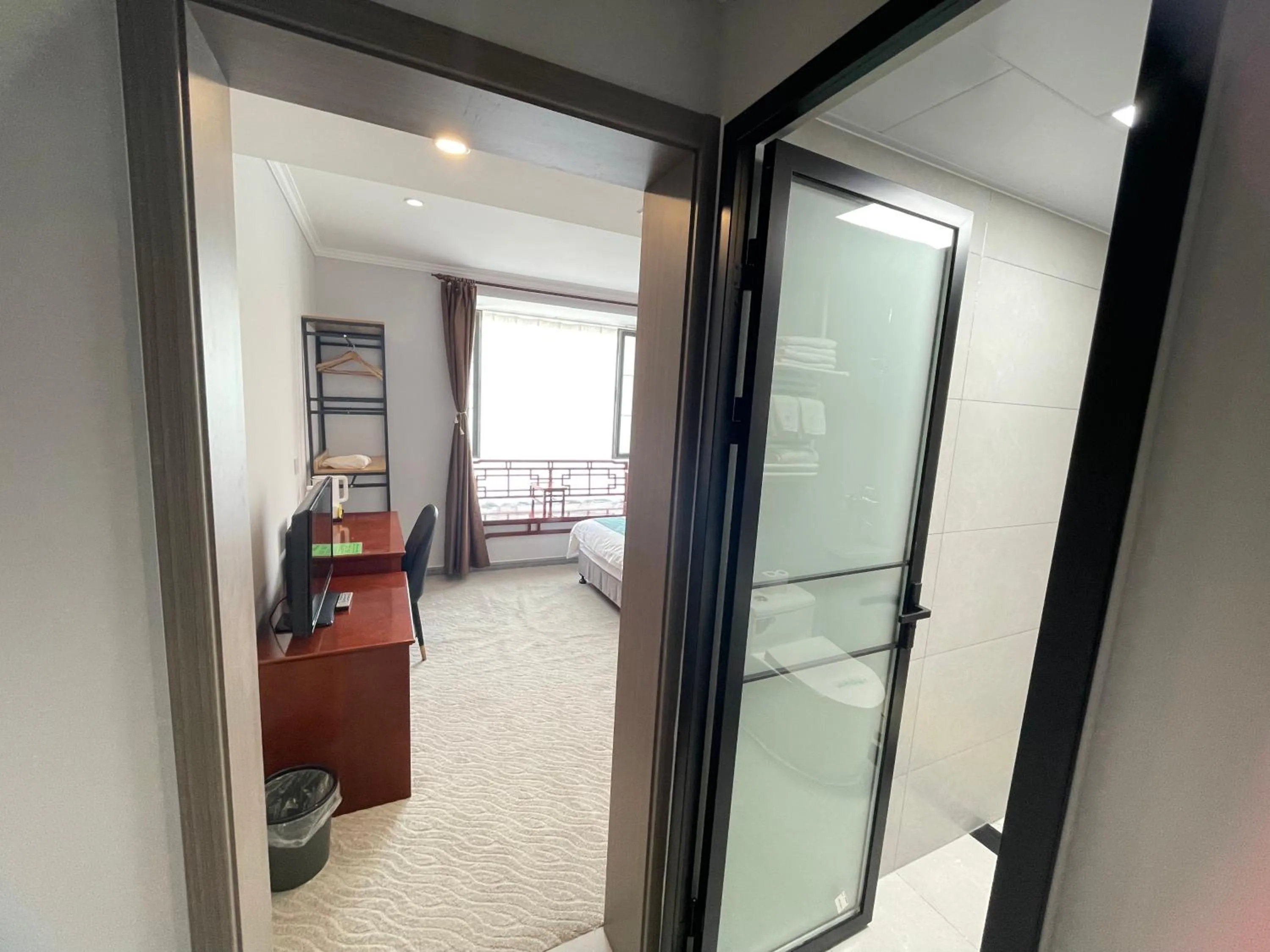 hair dresser in Beijing RJ Brown city center hotel Forbidden City &Tian'anmen Square ,Near Subway line 8, 3min walk to Temple of Heaven, English Speaking reception , Laundry service ,Free wifi ,Oneday tour to Greatwall