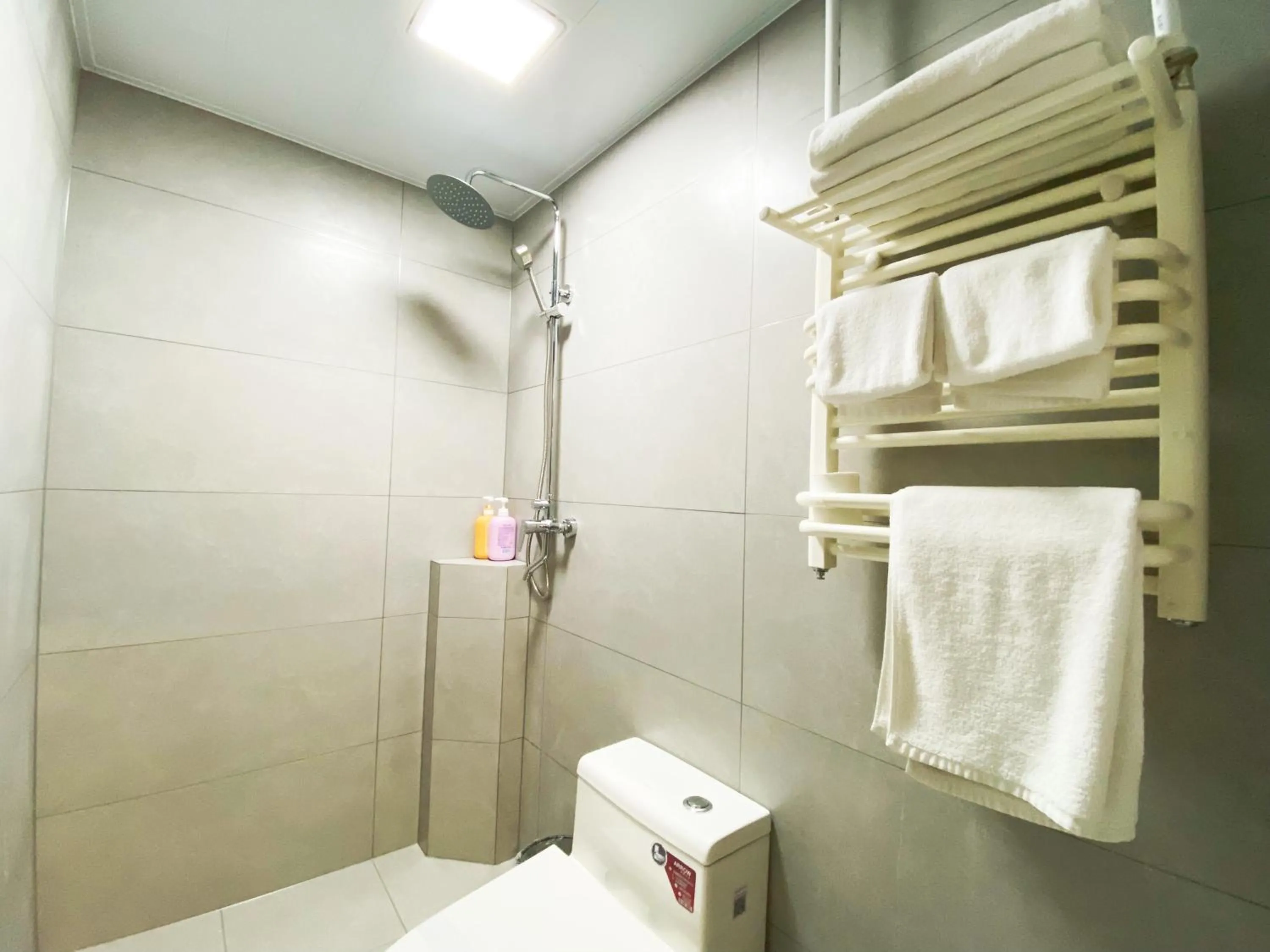 Shower in Beijing RJ Brown city center hotel Forbidden City &Tian'anmen Square ,Near Subway line 8, 3min walk to Temple of Heaven, English Speaking reception , Laundry service ,Free wifi ,Oneday tour to Greatwall