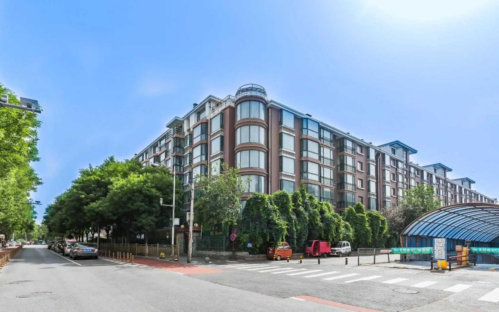 Property building in Beijing RJ Brown city center hotel Forbidden City &Tian'anmen Square ,Near Subway line 8, 3min walk to Temple of Heaven, English Speaking reception , Laundry service ,Free wifi ,Oneday tour to Greatwall