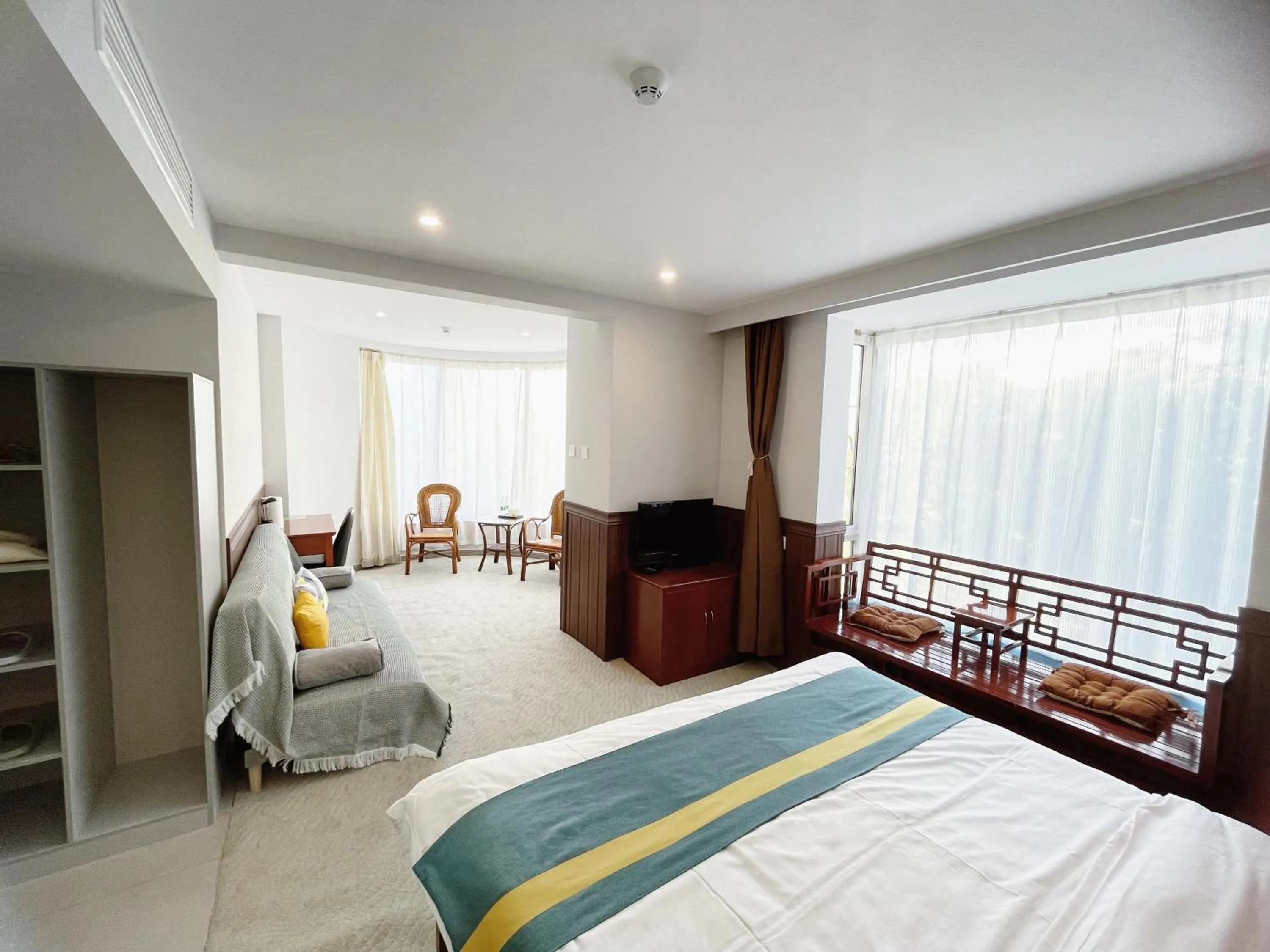 Bed in Beijing RJ Brown city center hotel Forbidden City &Tian'anmen Square ,Near Subway line 8, 3min walk to Temple of Heaven, English Speaking reception , Laundry service ,Free wifi ,Oneday tour to Greatwall