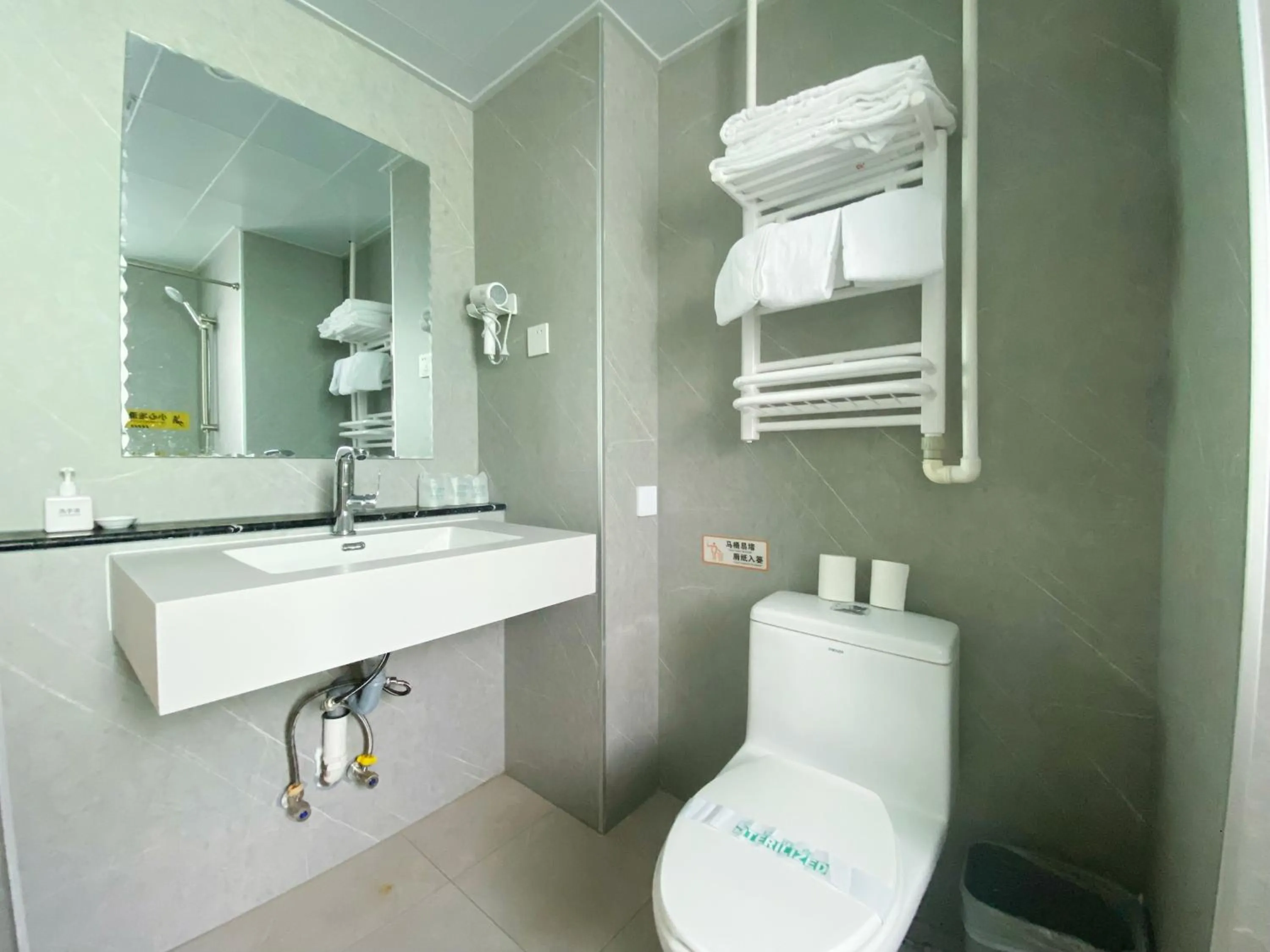 Shower in Beijing RJ Brown City Center Hotel Tian An Men Forbidden City