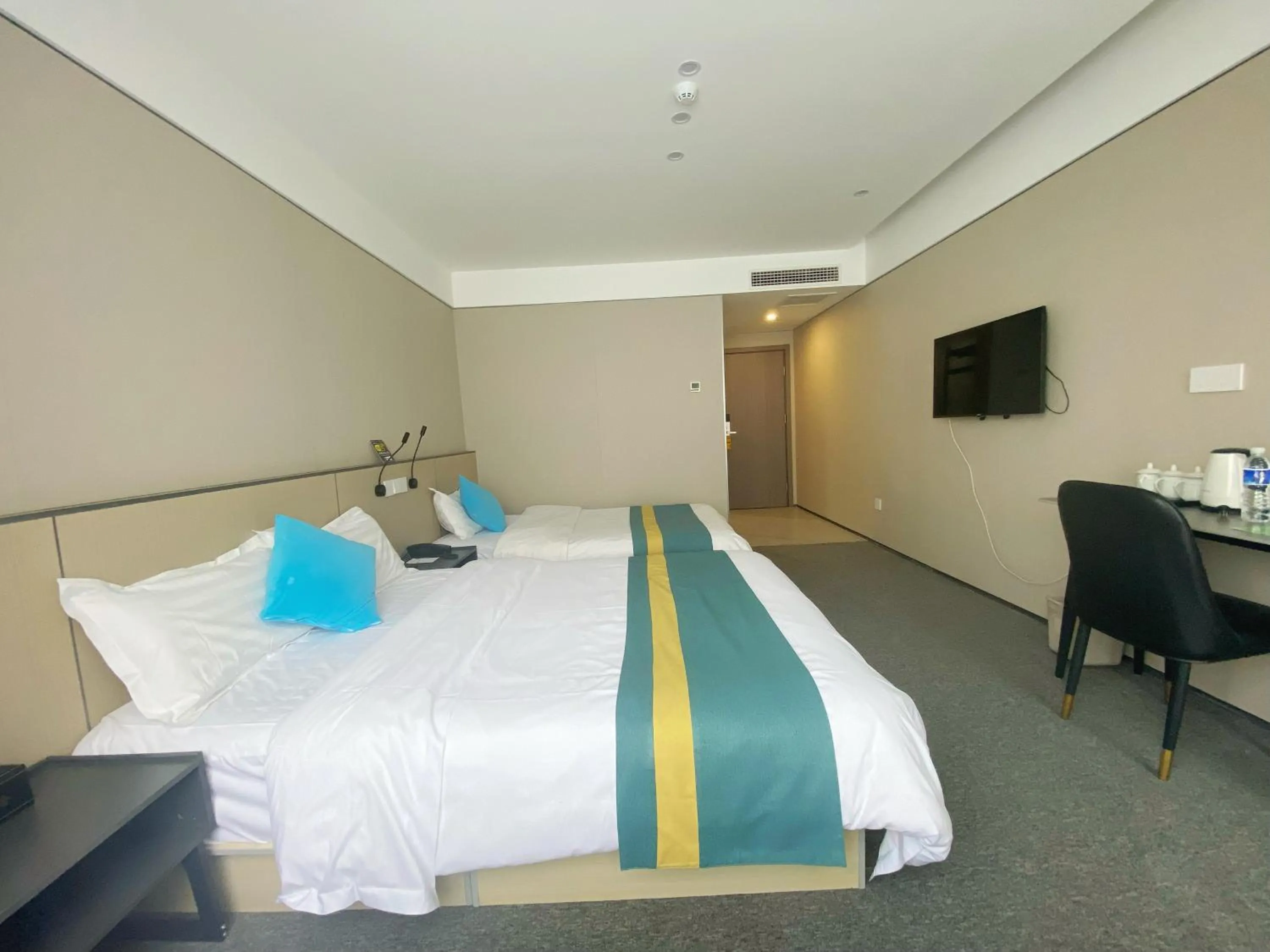 Bed in Beijing RJ Brown city center hotel Forbidden City &Tian'anmen Square ,Near Subway line 8, 3min walk to Temple of Heaven, English Speaking reception , Laundry service ,Free wifi ,Oneday tour to Greatwall