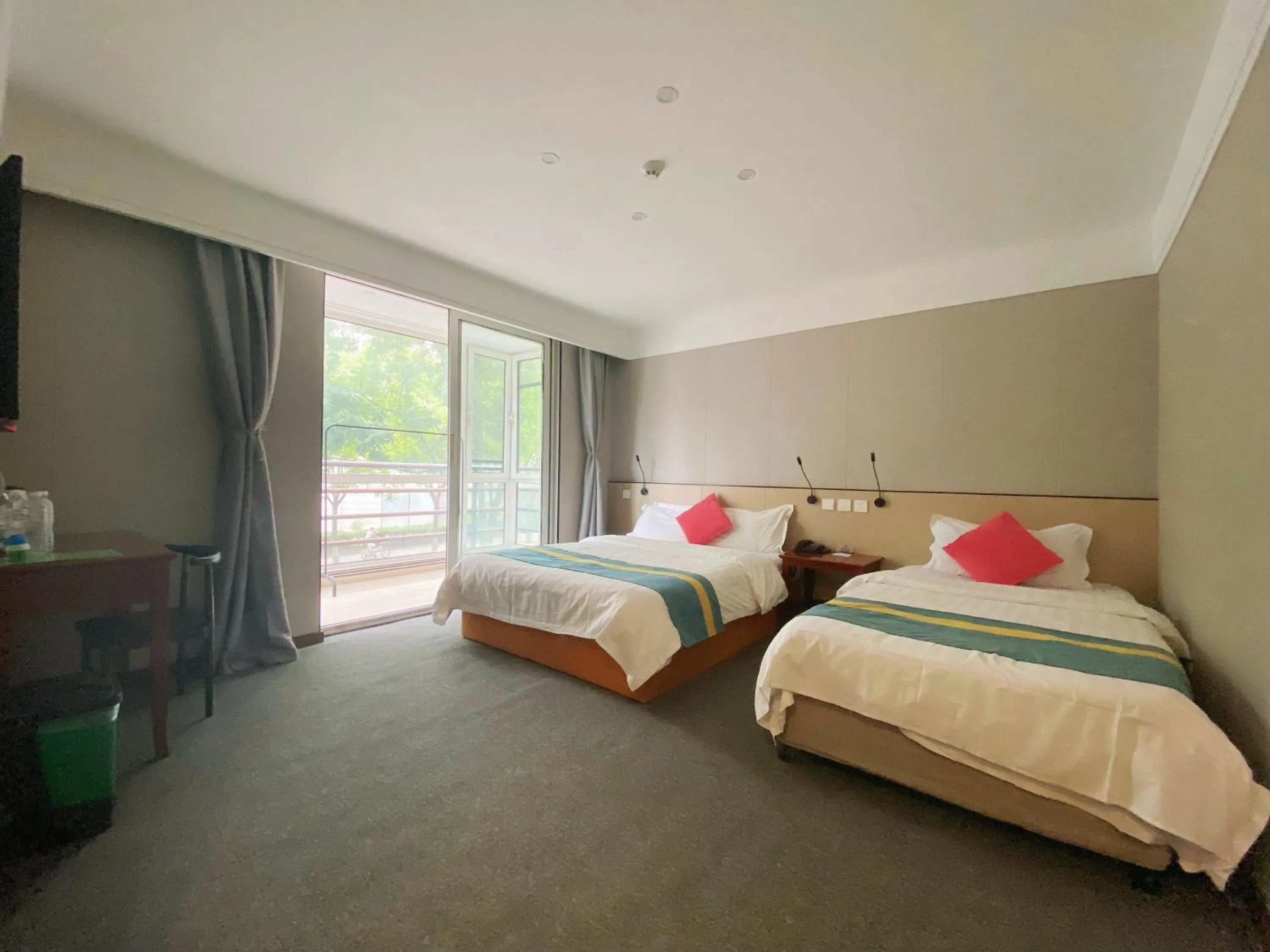 Bed in Beijing RJ Brown city center hotel Forbidden City &Tian'anmen Square ,Near Subway line 8, 3min walk to Temple of Heaven, English Speaking reception , Laundry service ,Free wifi ,Oneday tour to Greatwall