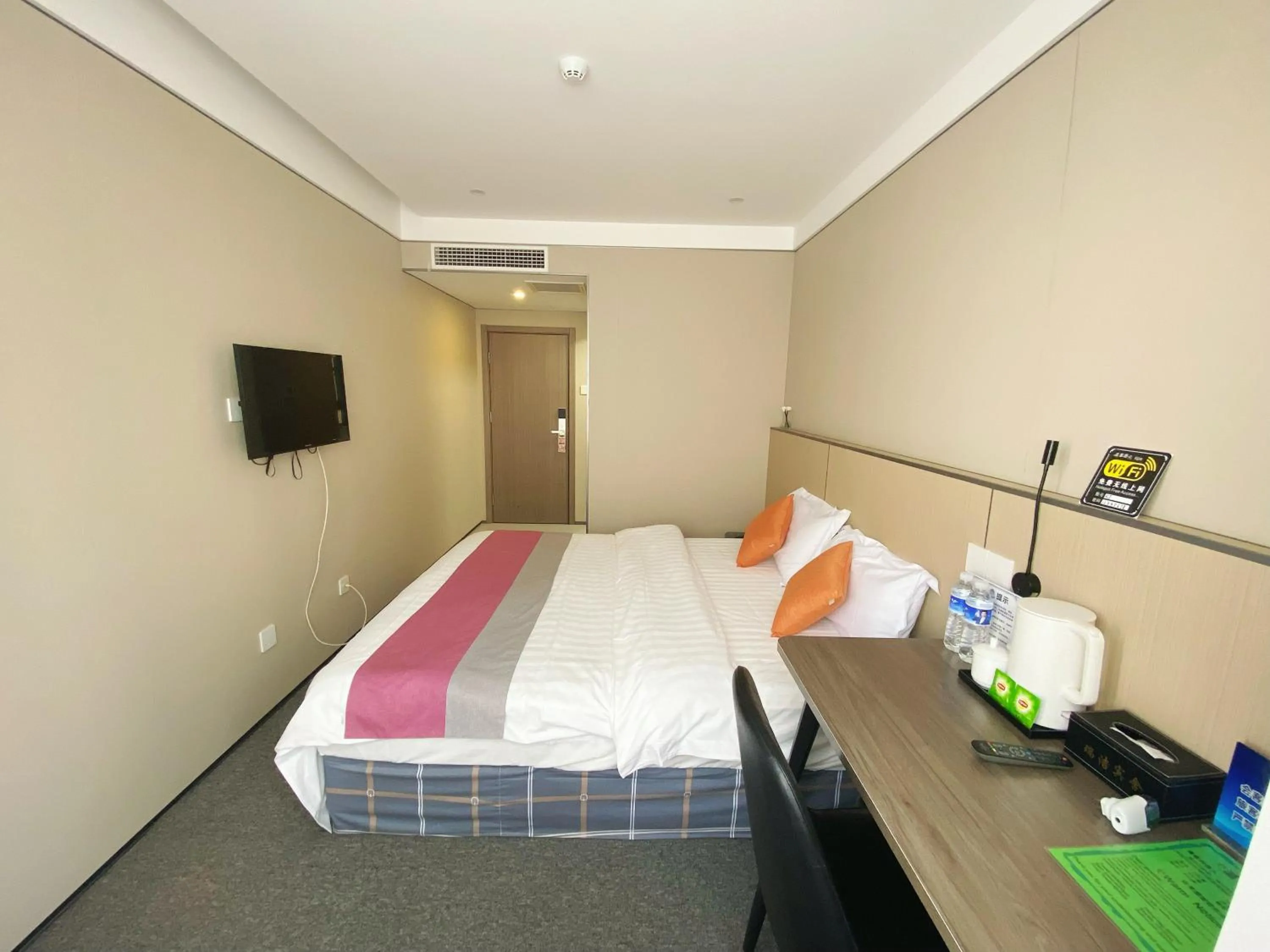 Bed in Beijing RJ Brown city center hotel Forbidden City &Tian'anmen Square ,Near Subway line 8, 3min walk to Temple of Heaven, English Speaking reception , Laundry service ,Free wifi ,Oneday tour to Greatwall