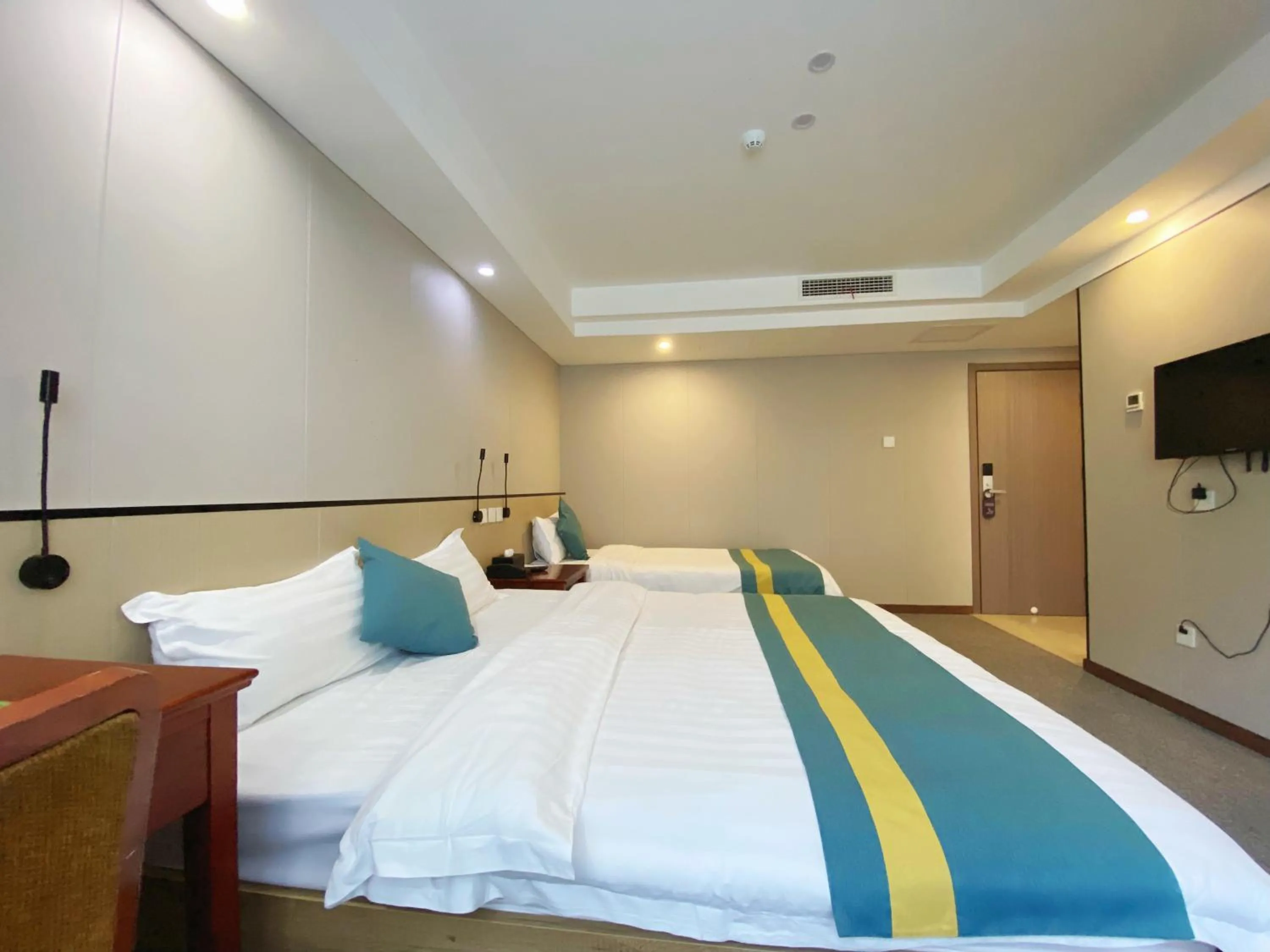 Bed in Beijing RJ Brown city center hotel Forbidden City &Tian'anmen Square ,Near Subway line 8, 3min walk to Temple of Heaven, English Speaking reception , Laundry service ,Free wifi ,Oneday tour to Greatwall