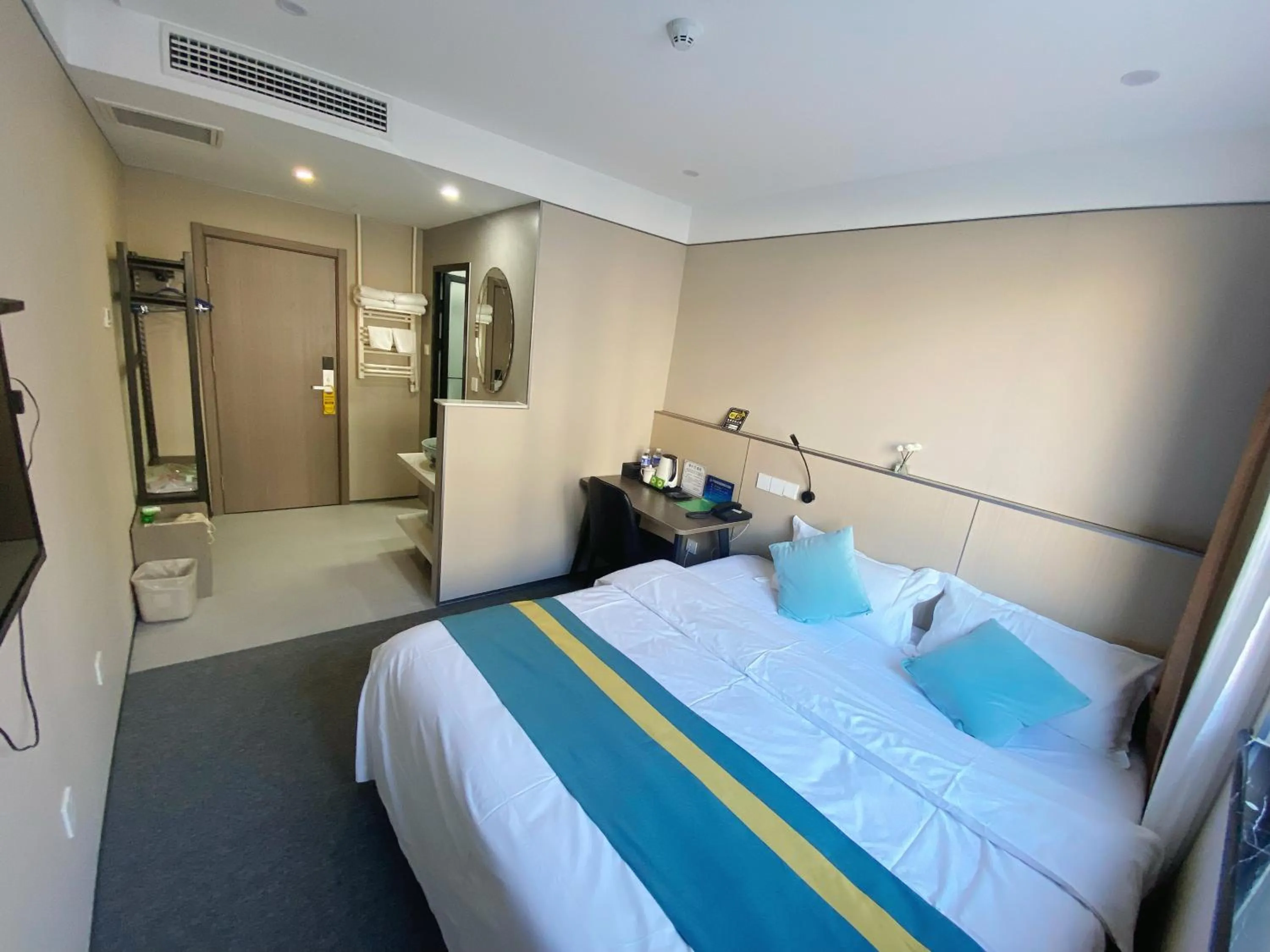 Bed in Beijing RJ Brown city center hotel Forbidden City &Tian'anmen Square ,Near Subway line 8, 3min walk to Temple of Heaven, English Speaking reception , Laundry service ,Free wifi ,Oneday tour to Greatwall