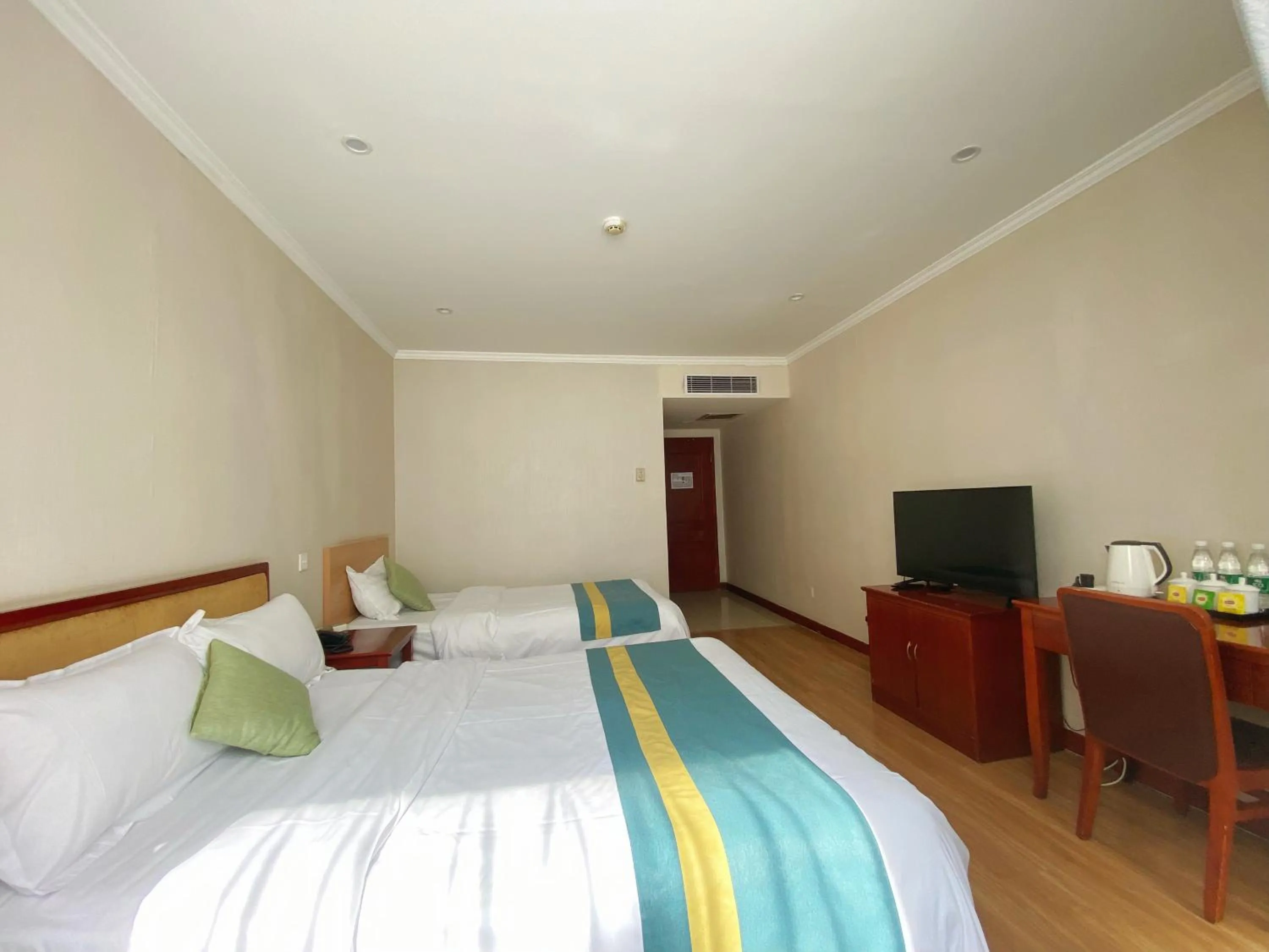 Bed in Beijing RJ Brown city center hotel Forbidden City &Tian'anmen Square ,Near Subway line 8, 3min walk to Temple of Heaven, English Speaking reception , Laundry service ,Free wifi ,Oneday tour to Greatwall